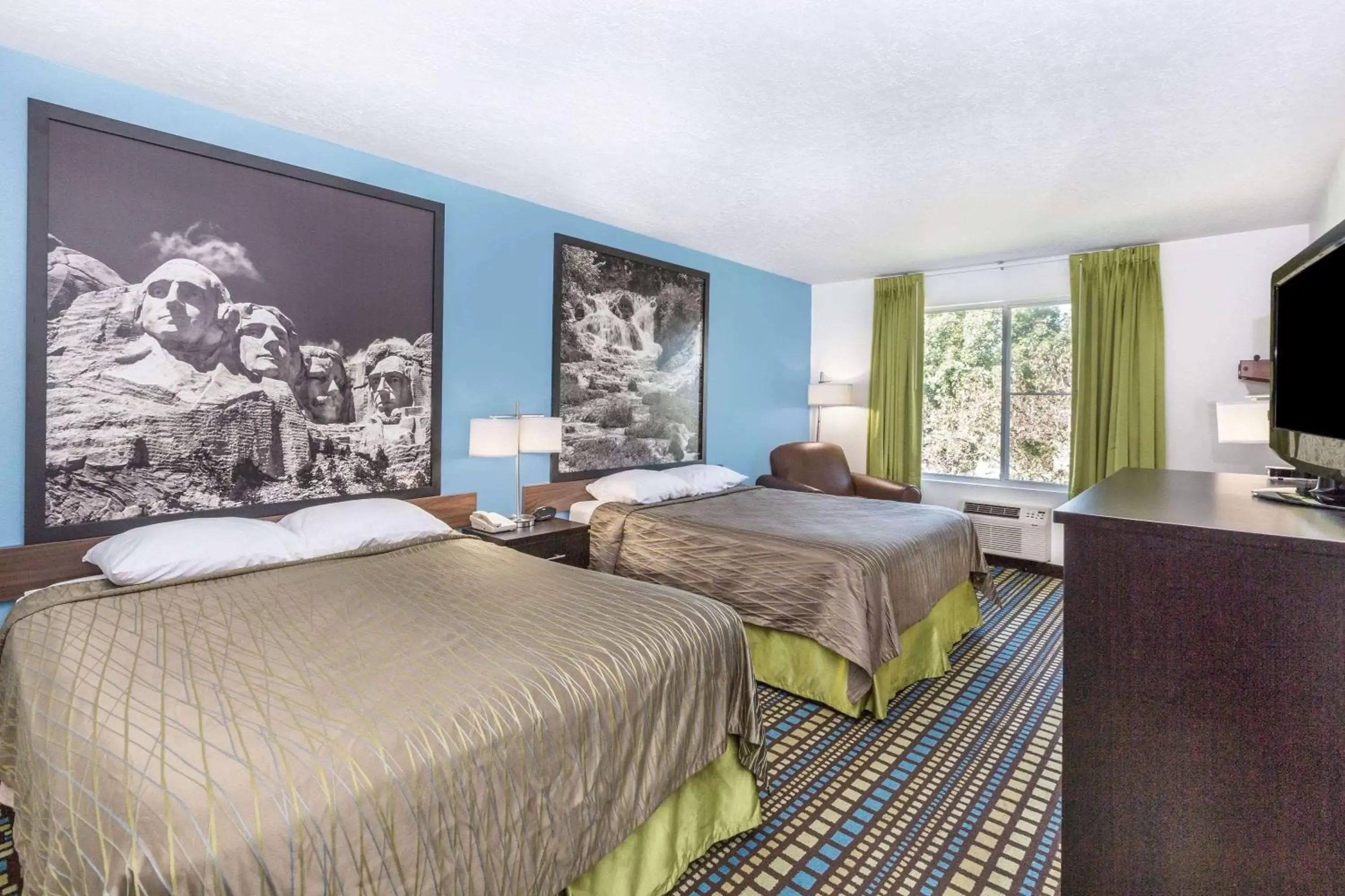 Photo of the whole room, Bed in Super 8 by Wyndham North Sioux City