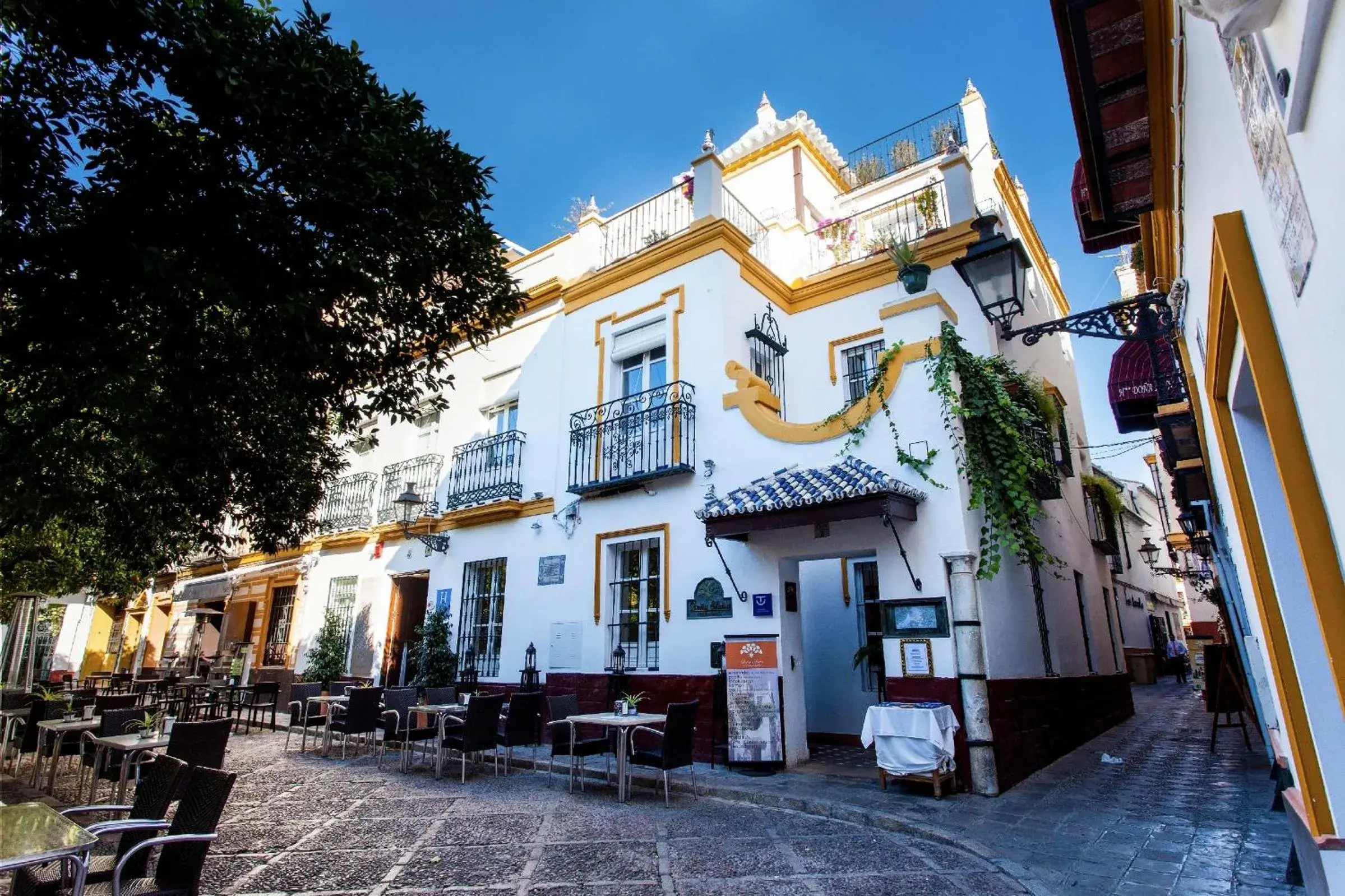 Facade/entrance in Hotel Boutique Elvira Plaza