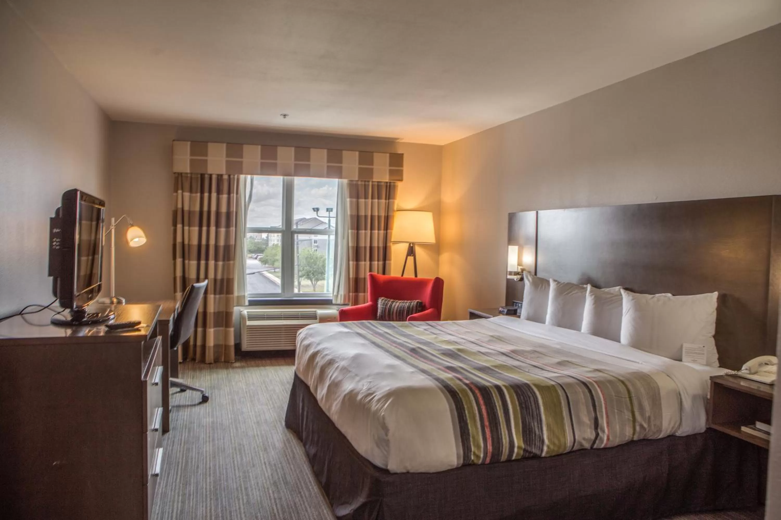 King Room with Roll-In Shower - Disability Access in Country Inn & Suites by Radisson, Harlingen, TX