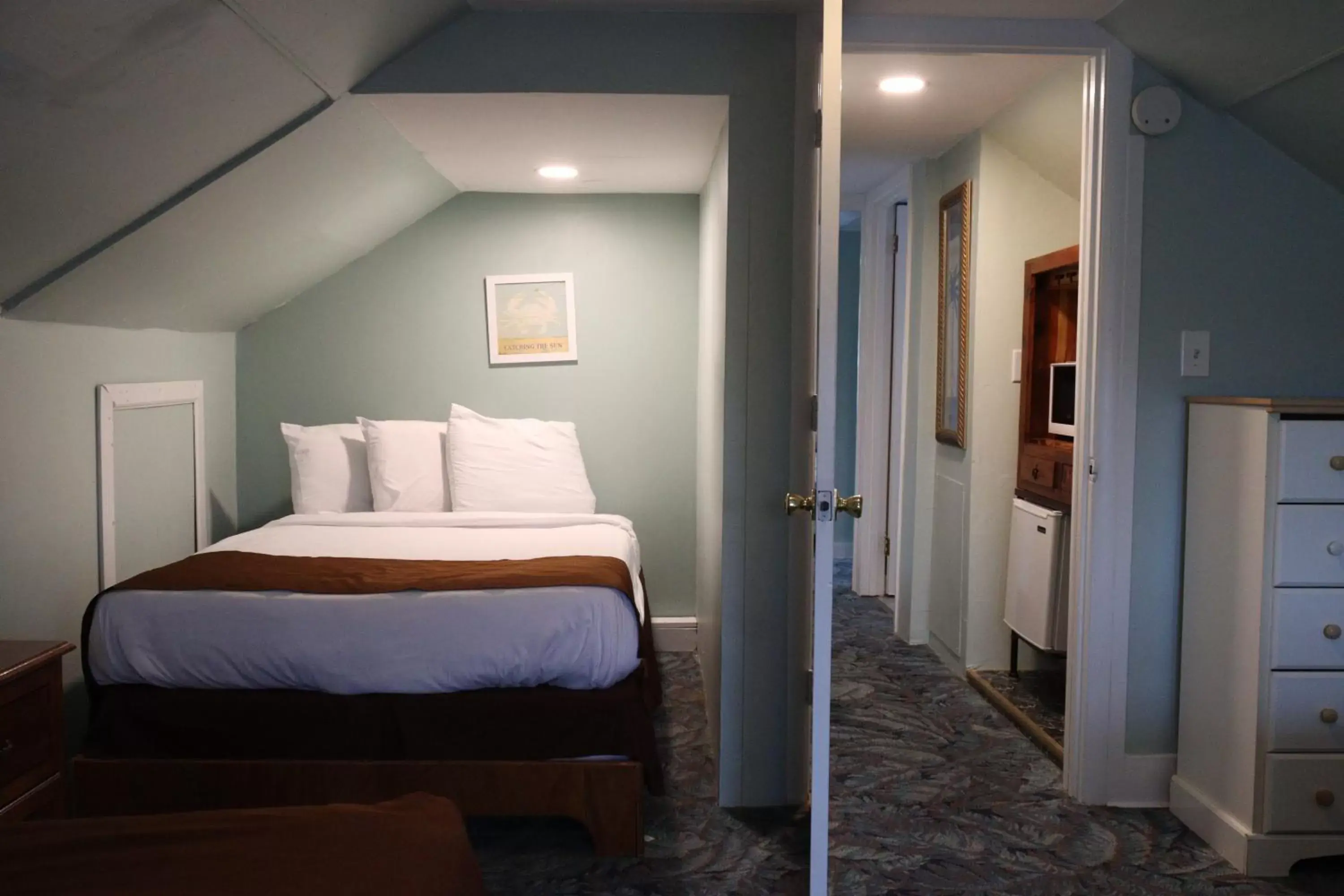 Bedroom in The Burgundy Inn Hotel and Apartments Bedroom in The Burgundy Inn Hotel and Apartments