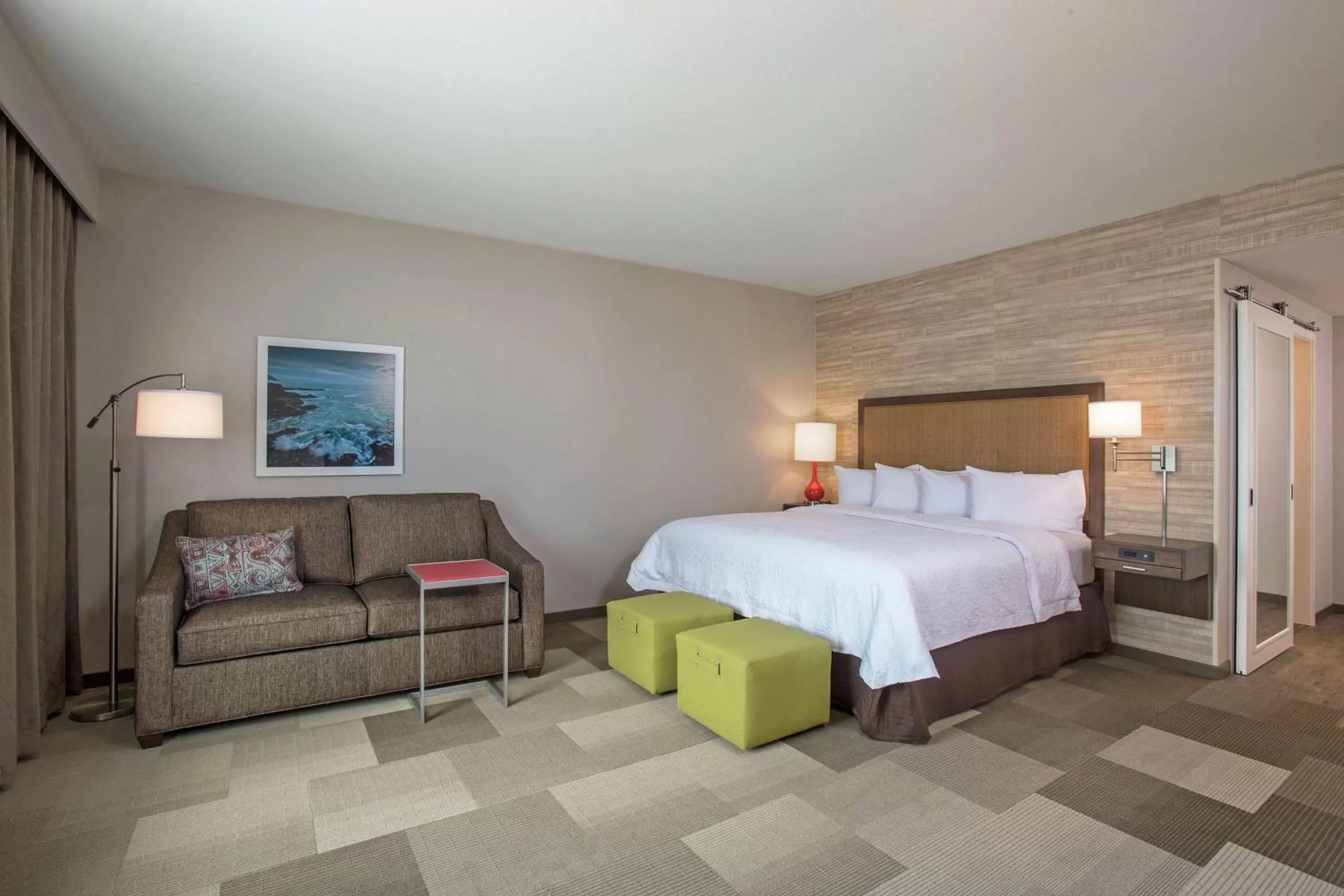 Bed in Hampton Inn & Suites Oahu Kapolei - FREE Parking - No Resort Fee