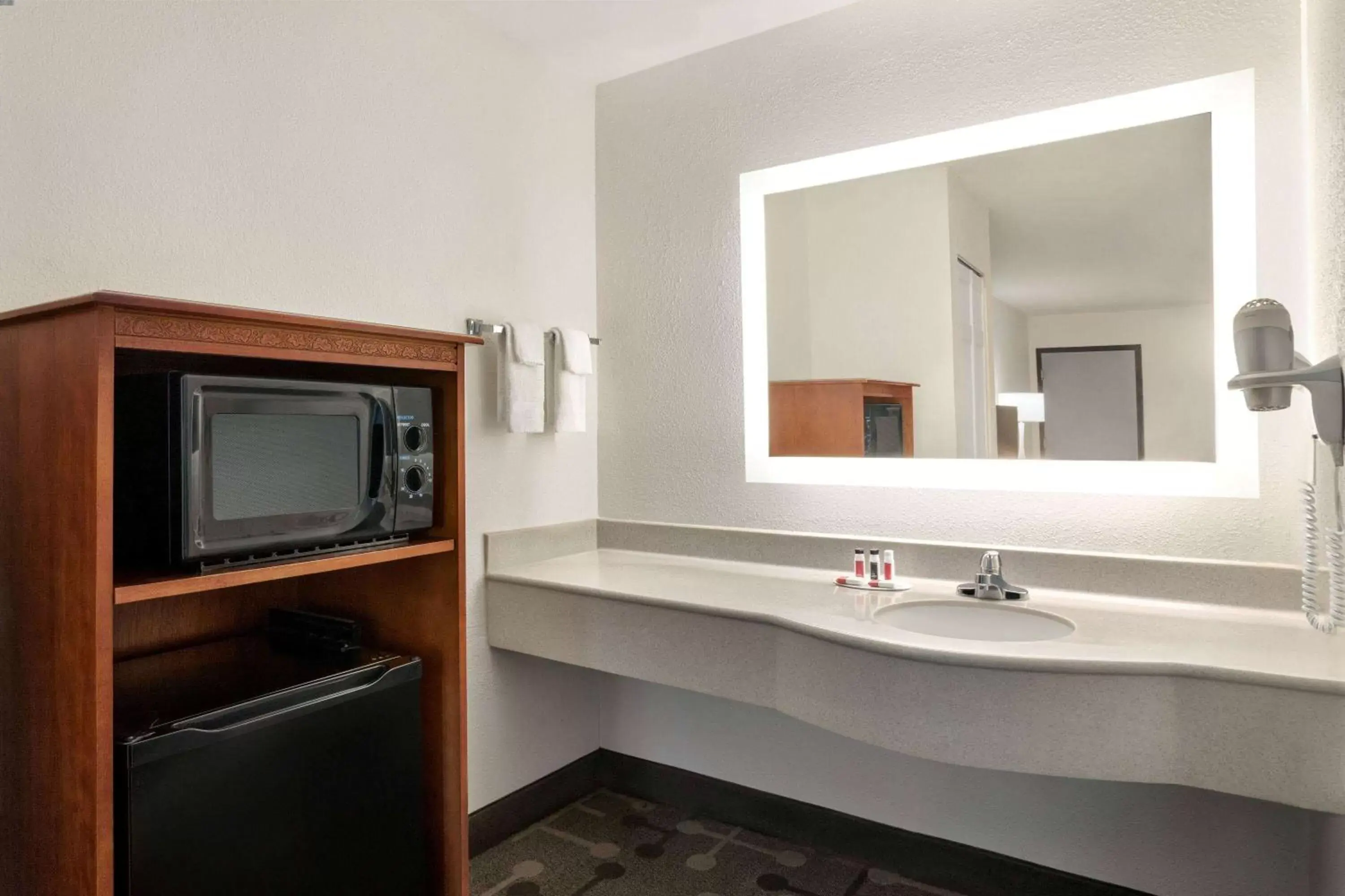 TV and multimedia, Bathroom in Howard Johnson by Wyndham Chattanooga Lookout Mountain