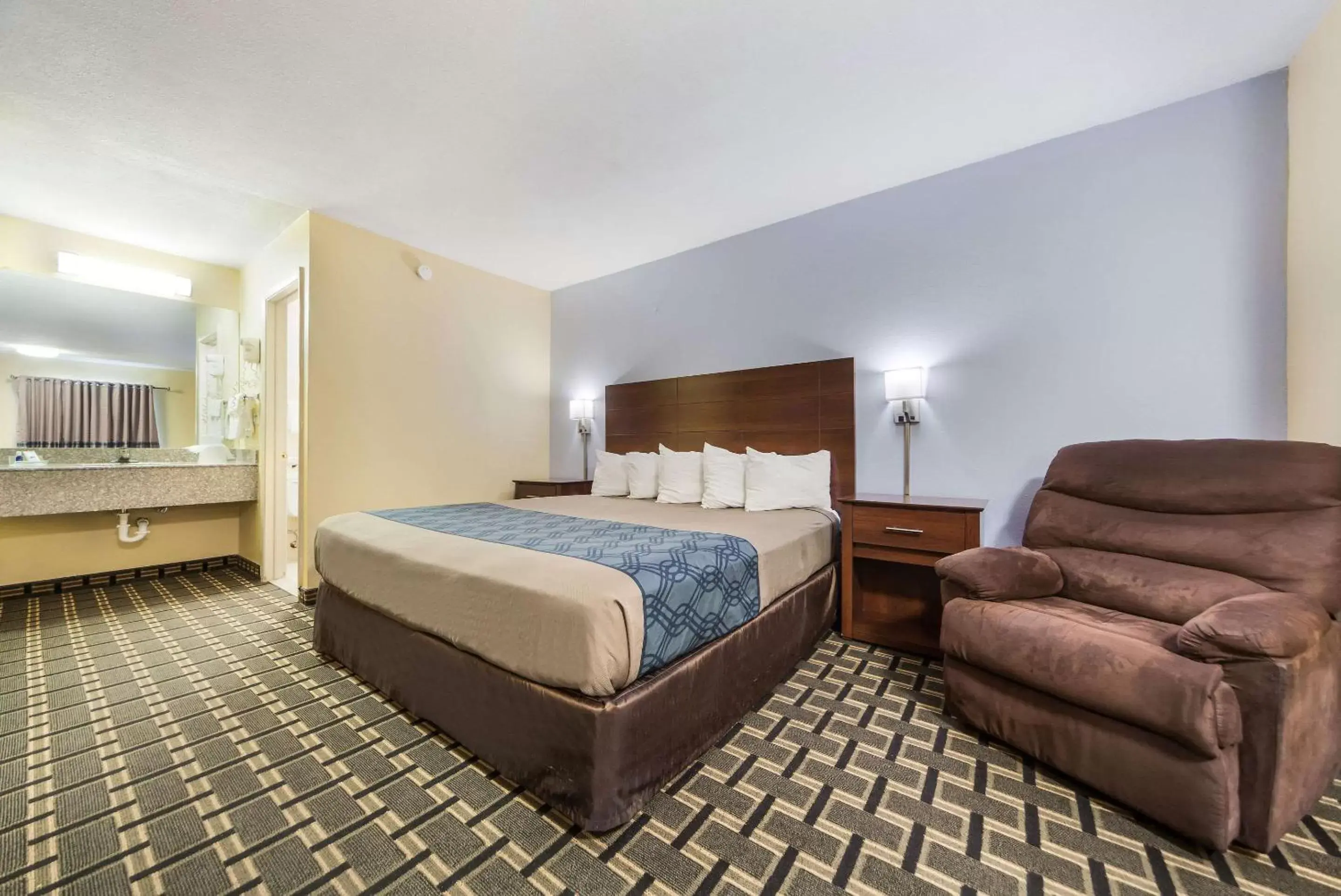 Photo of the whole room, Bed in Rodeway Inn University District Photo of the whole room, Bed in Rodeway Inn University District