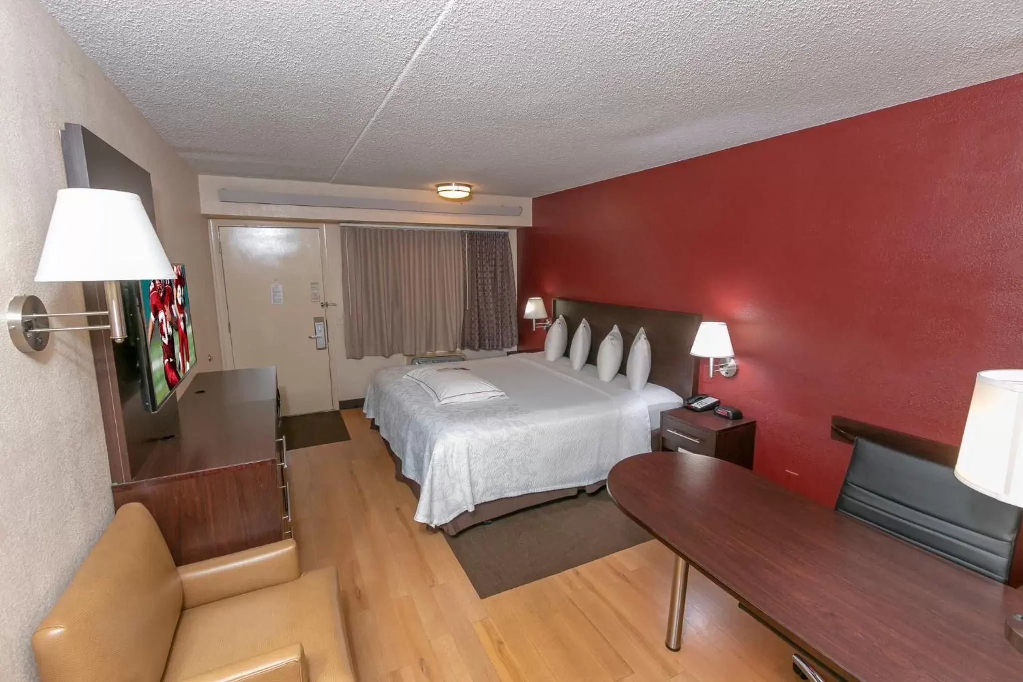Bedroom in Red Roof Inn PLUS+ Mt Pleasant - Patriots Point