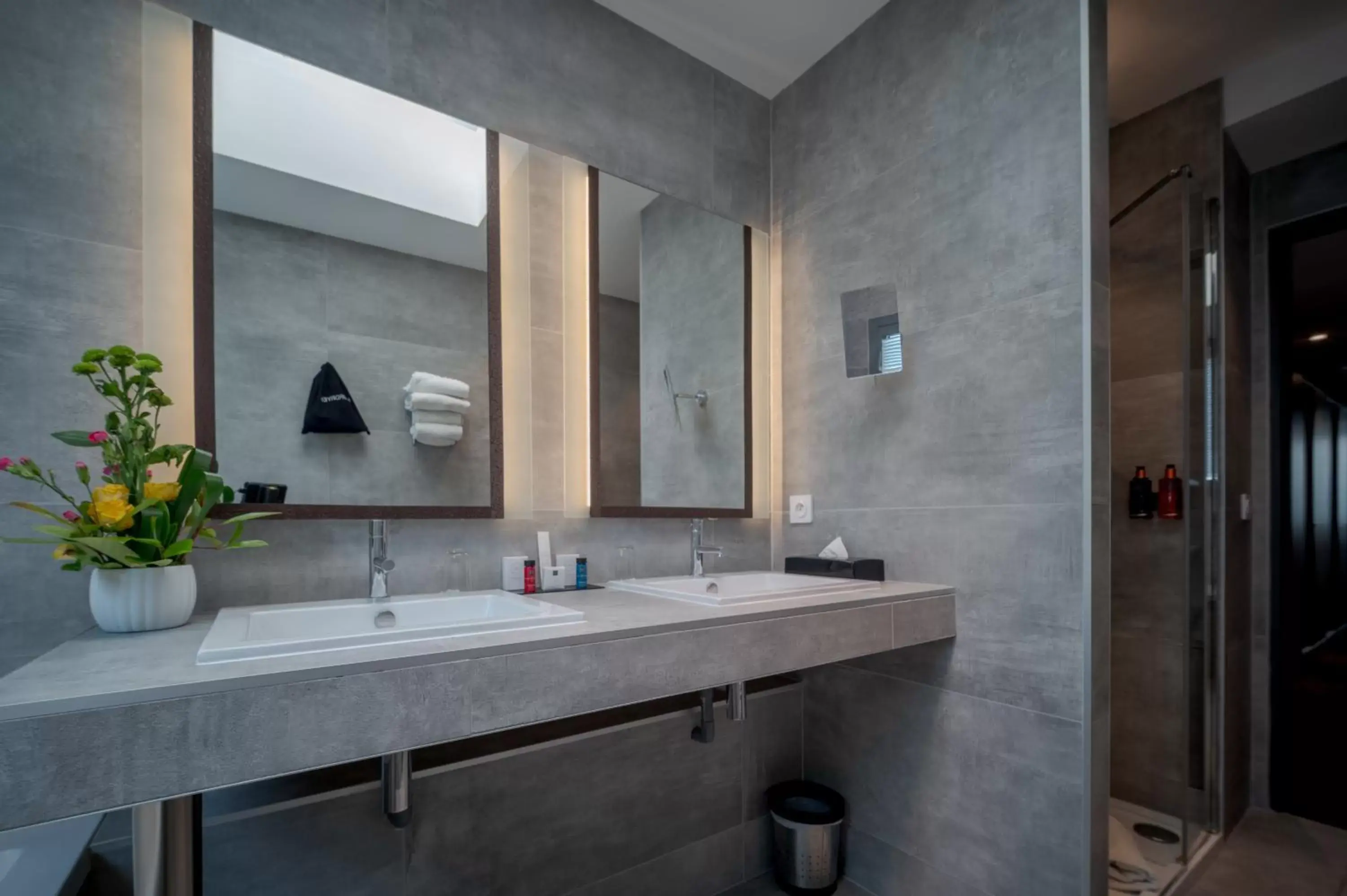 Shower, Bathroom in Central Park Hôtel & Spa