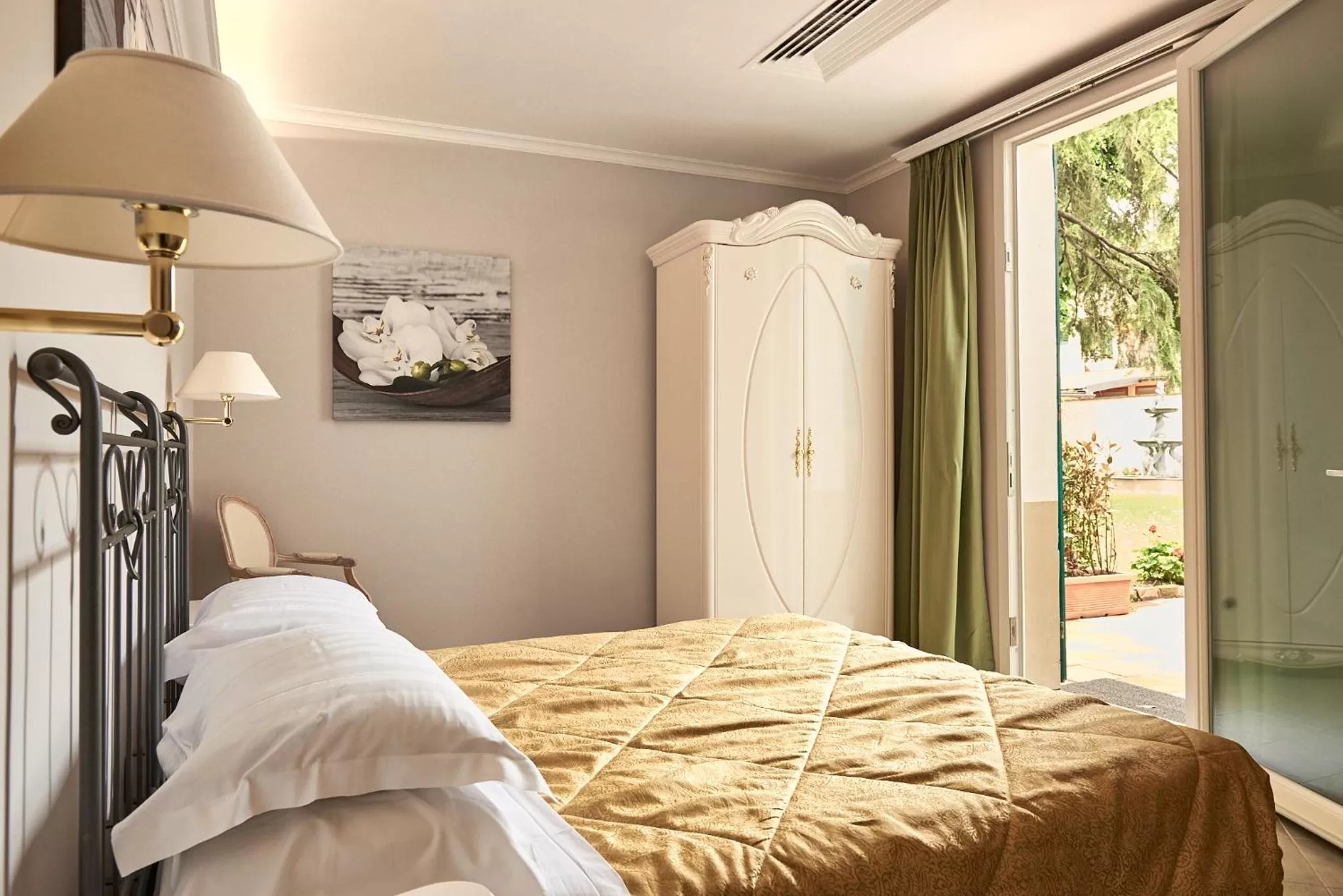 Photo of the whole room, Bed in Villa Royal