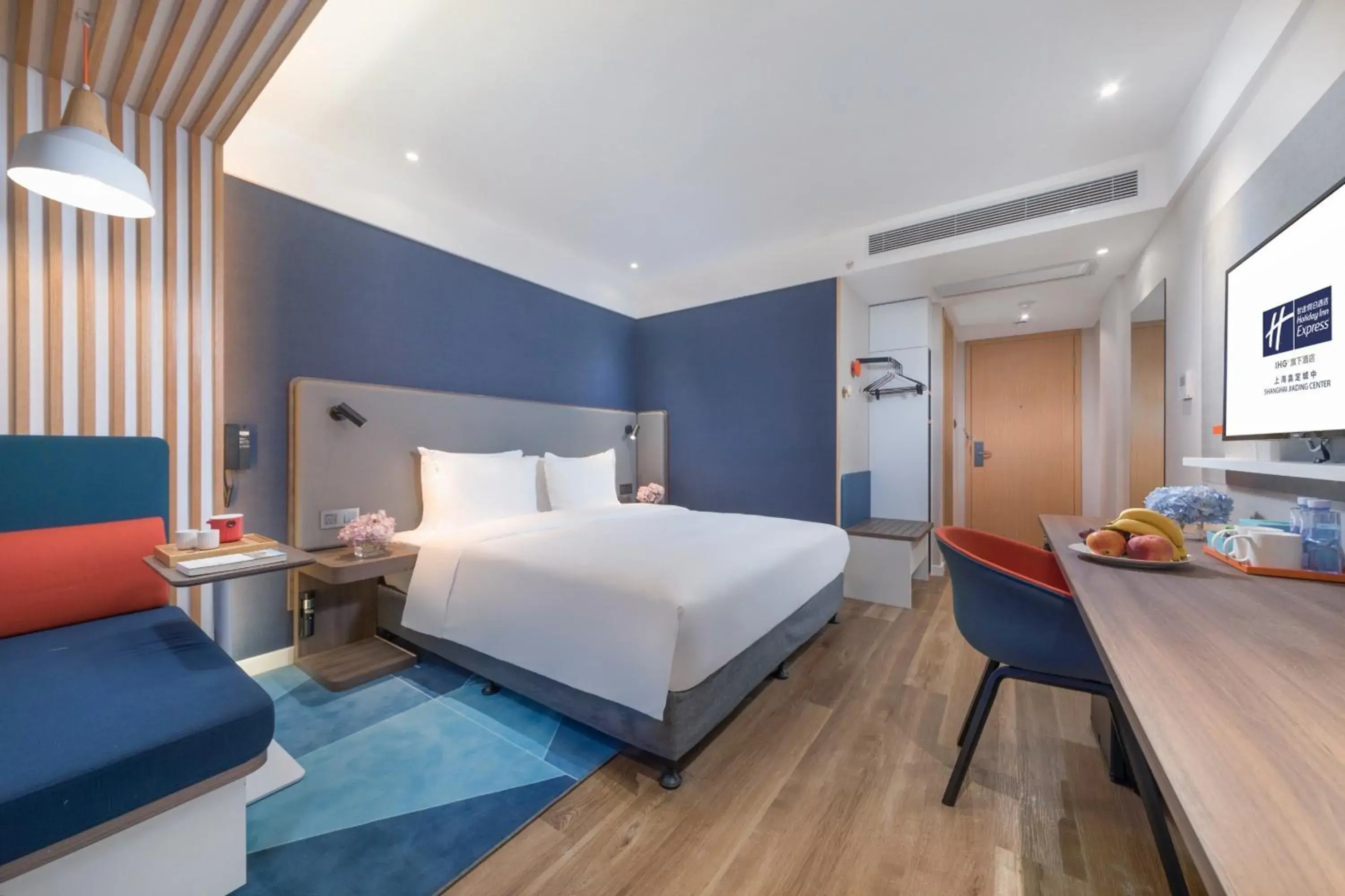 Photo of the whole room, Bed in Holiday Inn Express Shanghai Jiading Center, an IHG Hotel