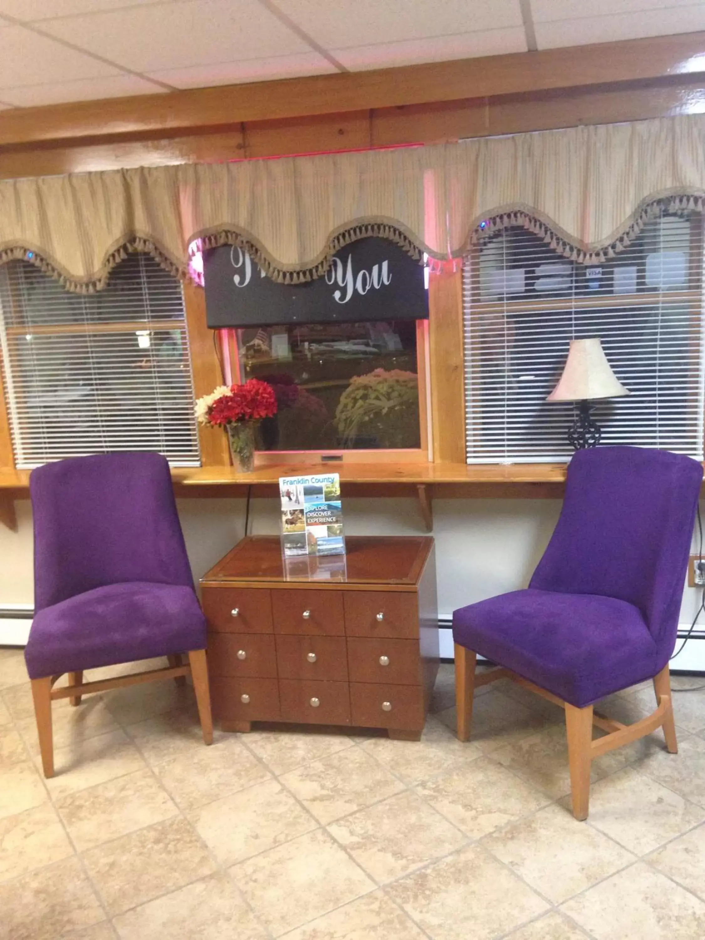 Lobby or reception, Seating Area in Mount Blue Motel