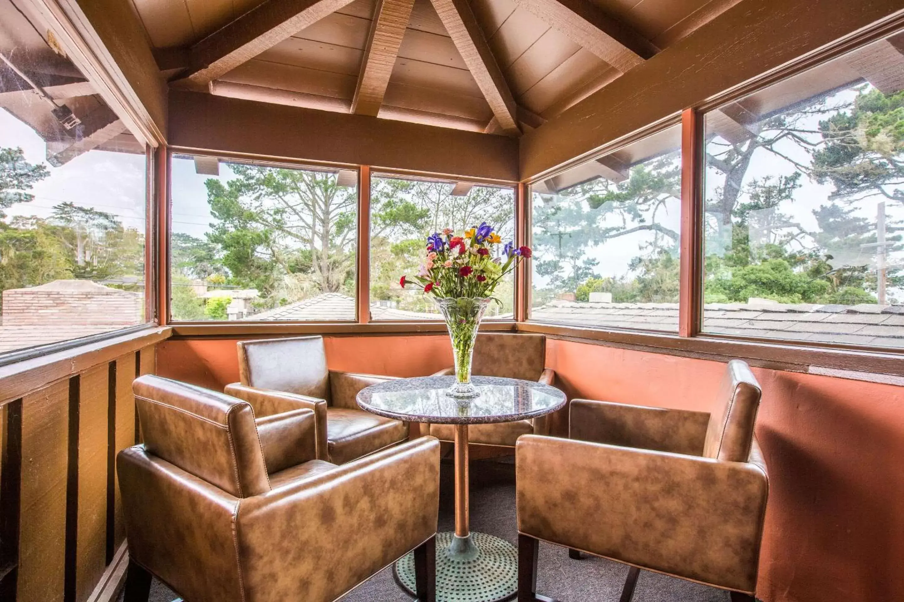 Seating area, Lounge/Bar in Clarion Collection Wilkie's Inn Pacific Grove - Monterey