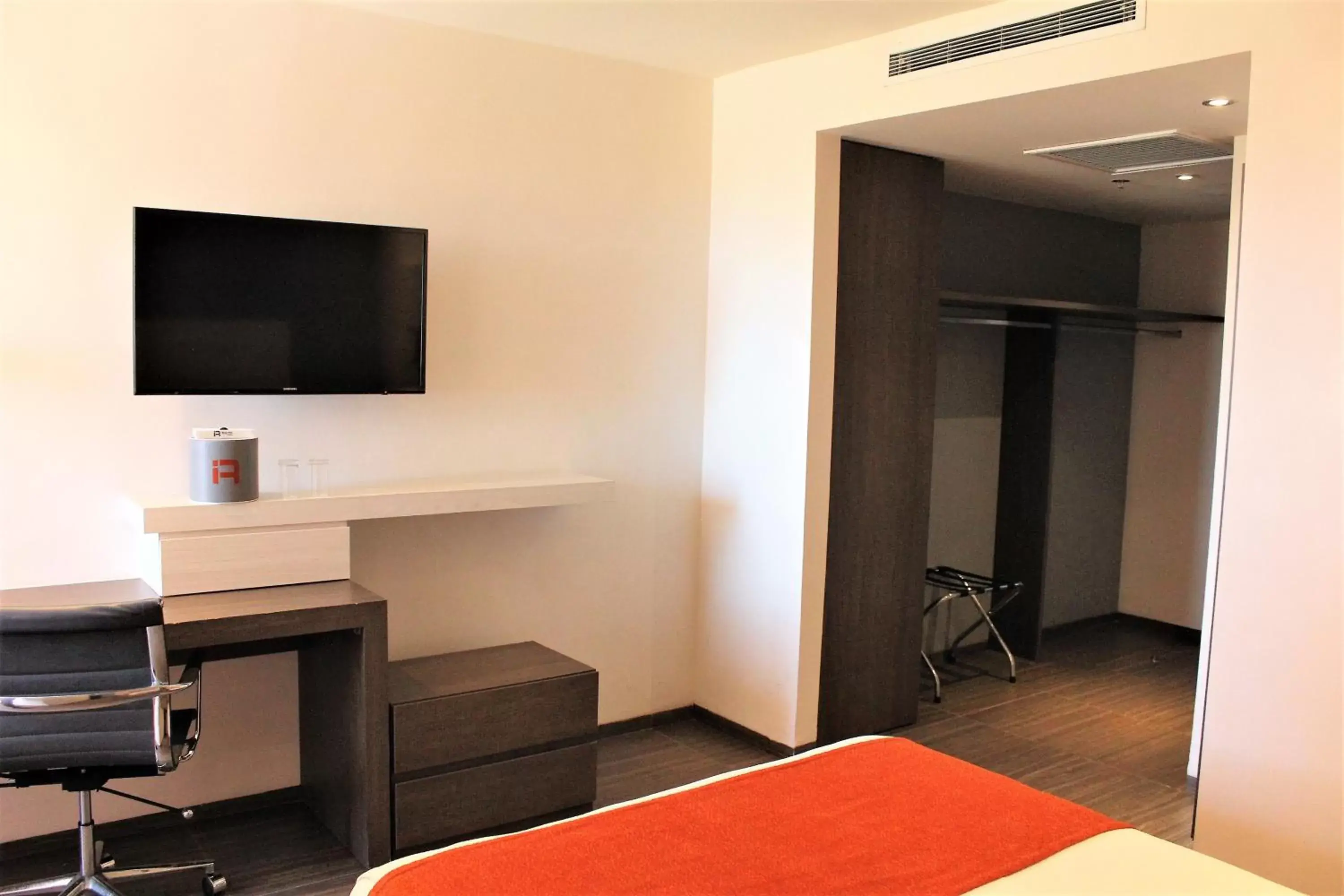 Photo of the whole room, TV/Entertainment Center in Real Inn Cancún
