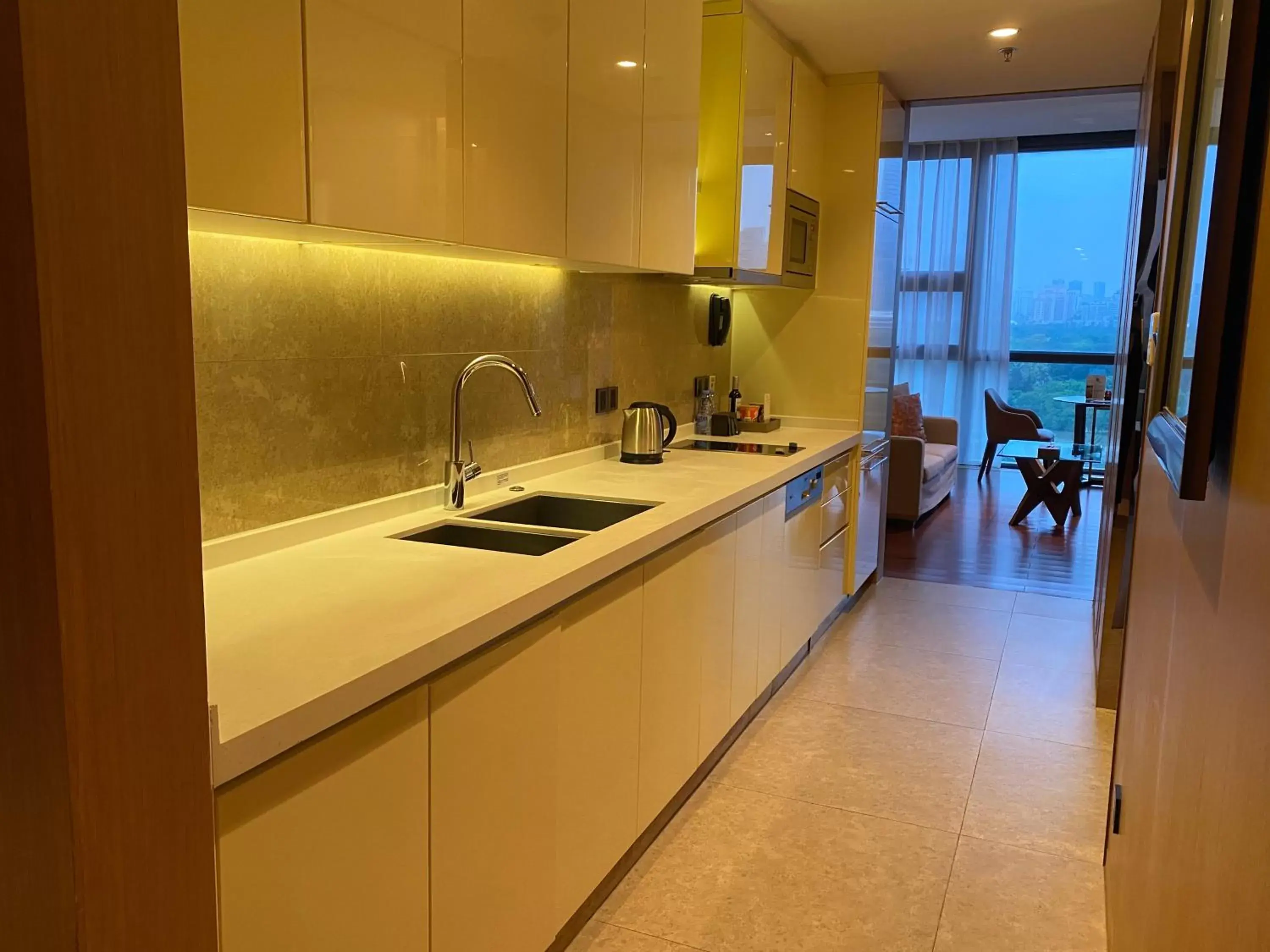 Coffee/tea facilities, Kitchen/Kitchenette in The OCT Harbour, Shenzhen - Marriott Executive Apartments