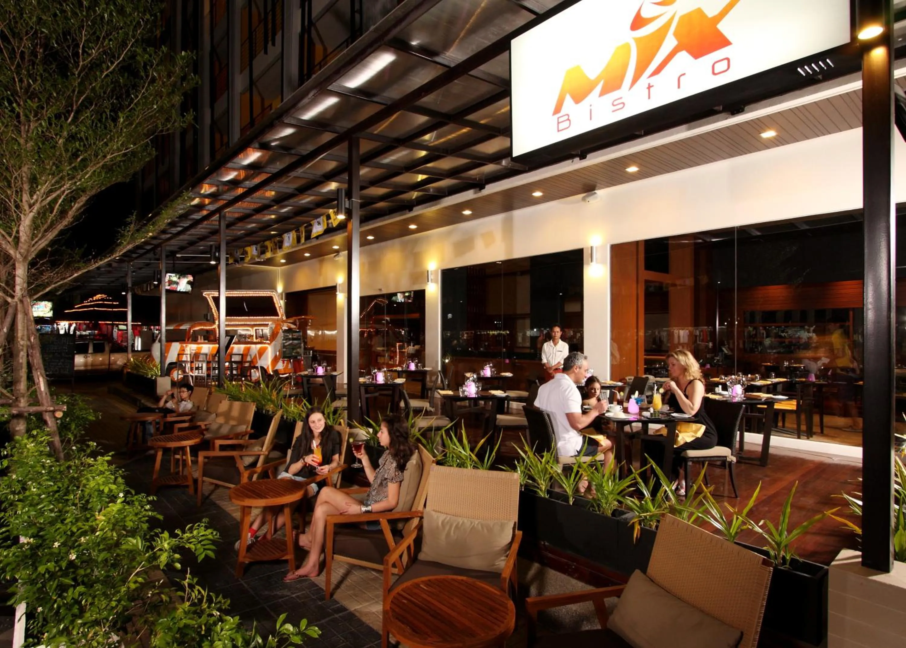 Lounge or bar in ASHLEE Hub Hotel Patong