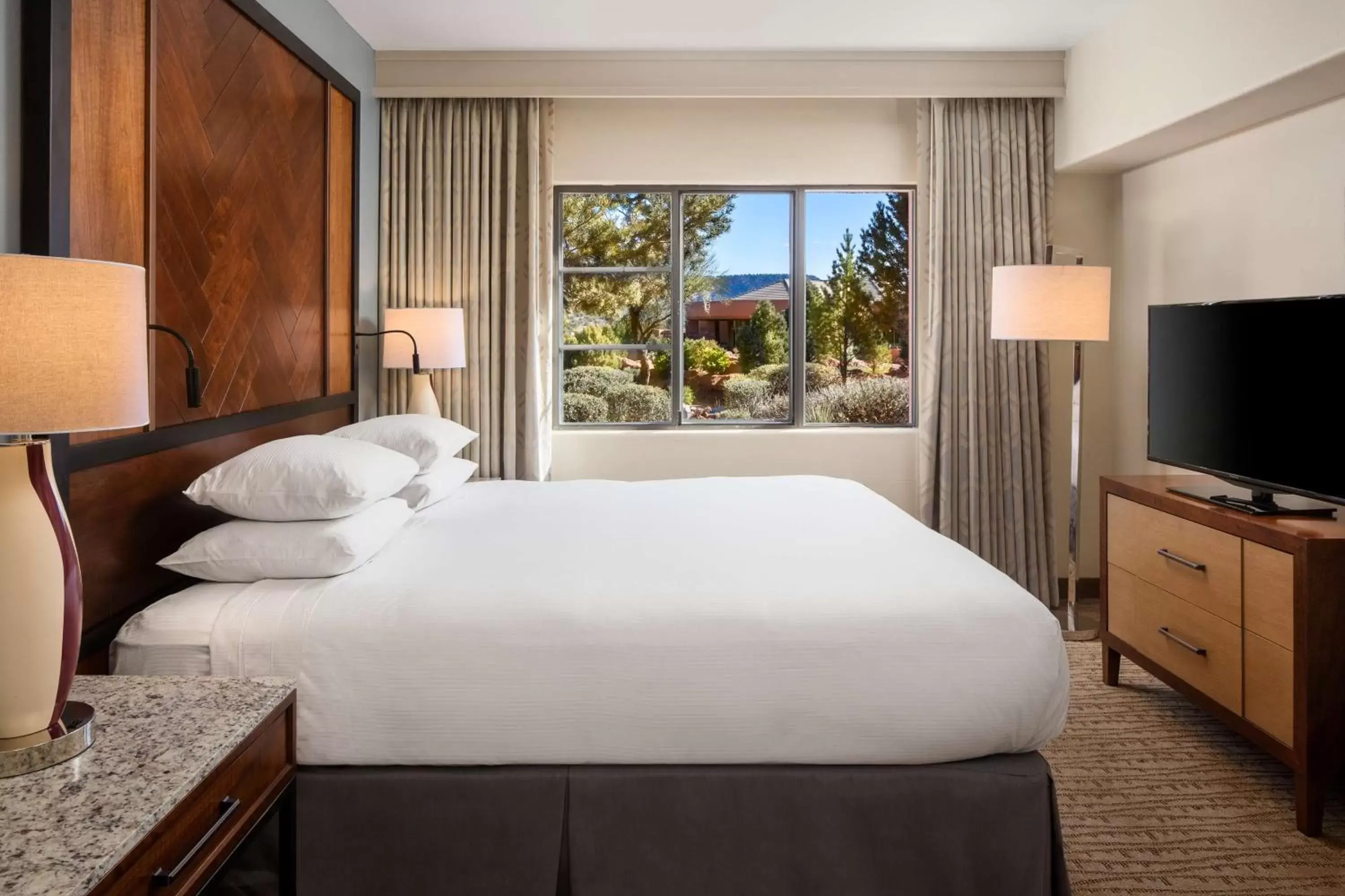 Bedroom, Bed in Hilton Sedona Resort at Bell Rock