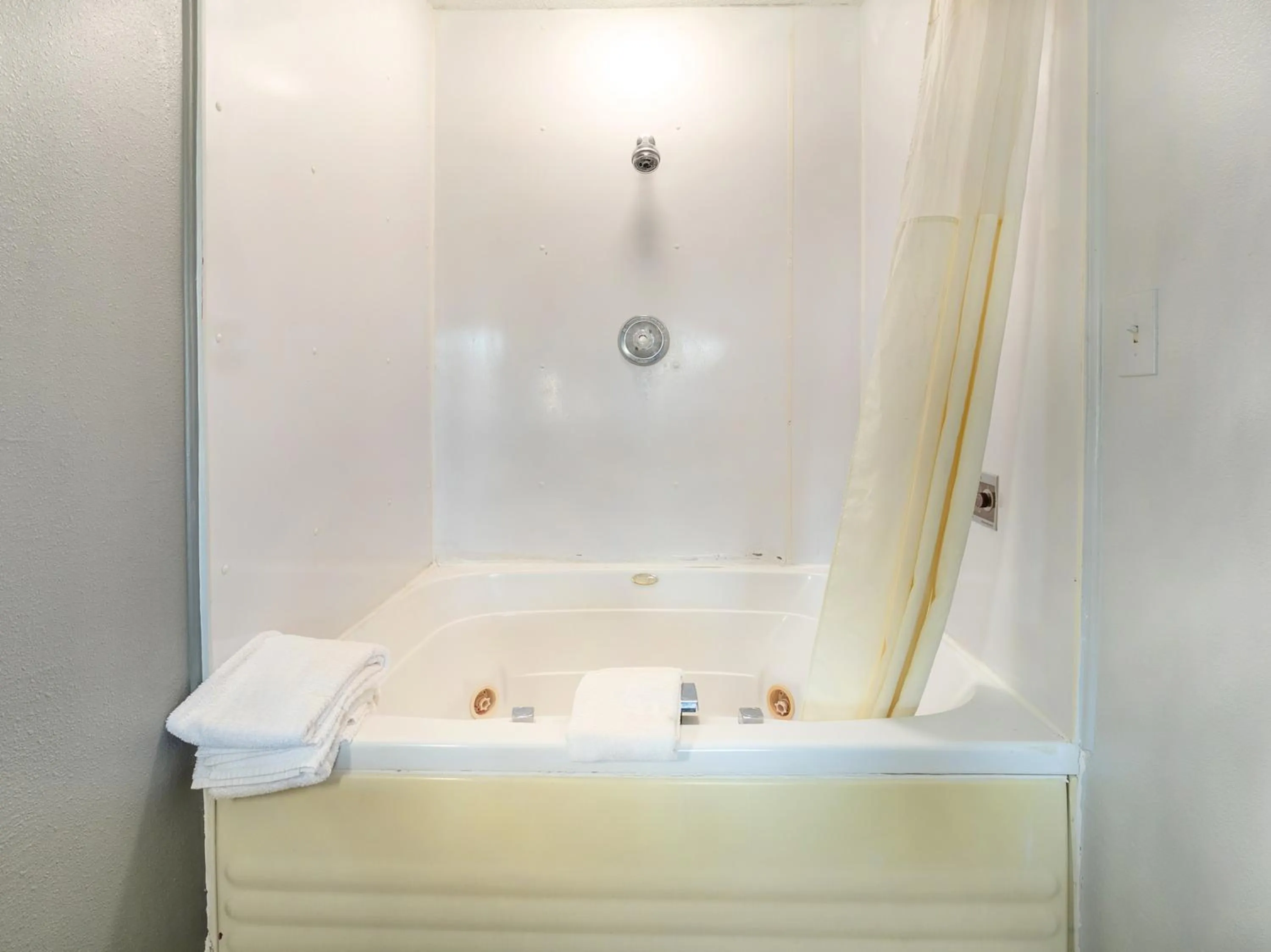 One-Bedroom Suite in Quality Inn