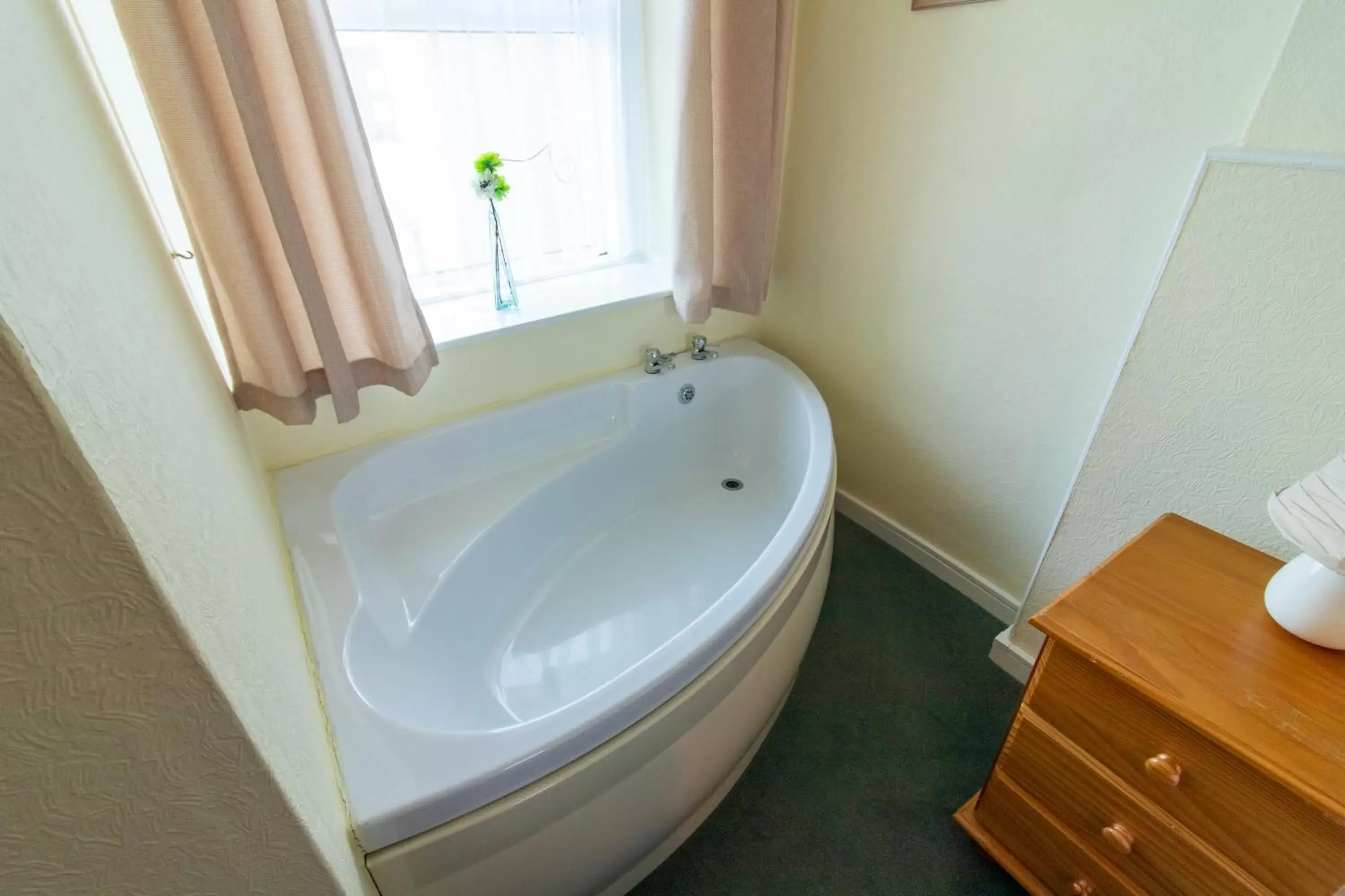 Bedroom, Bathroom in Auld Cross Keys Inn