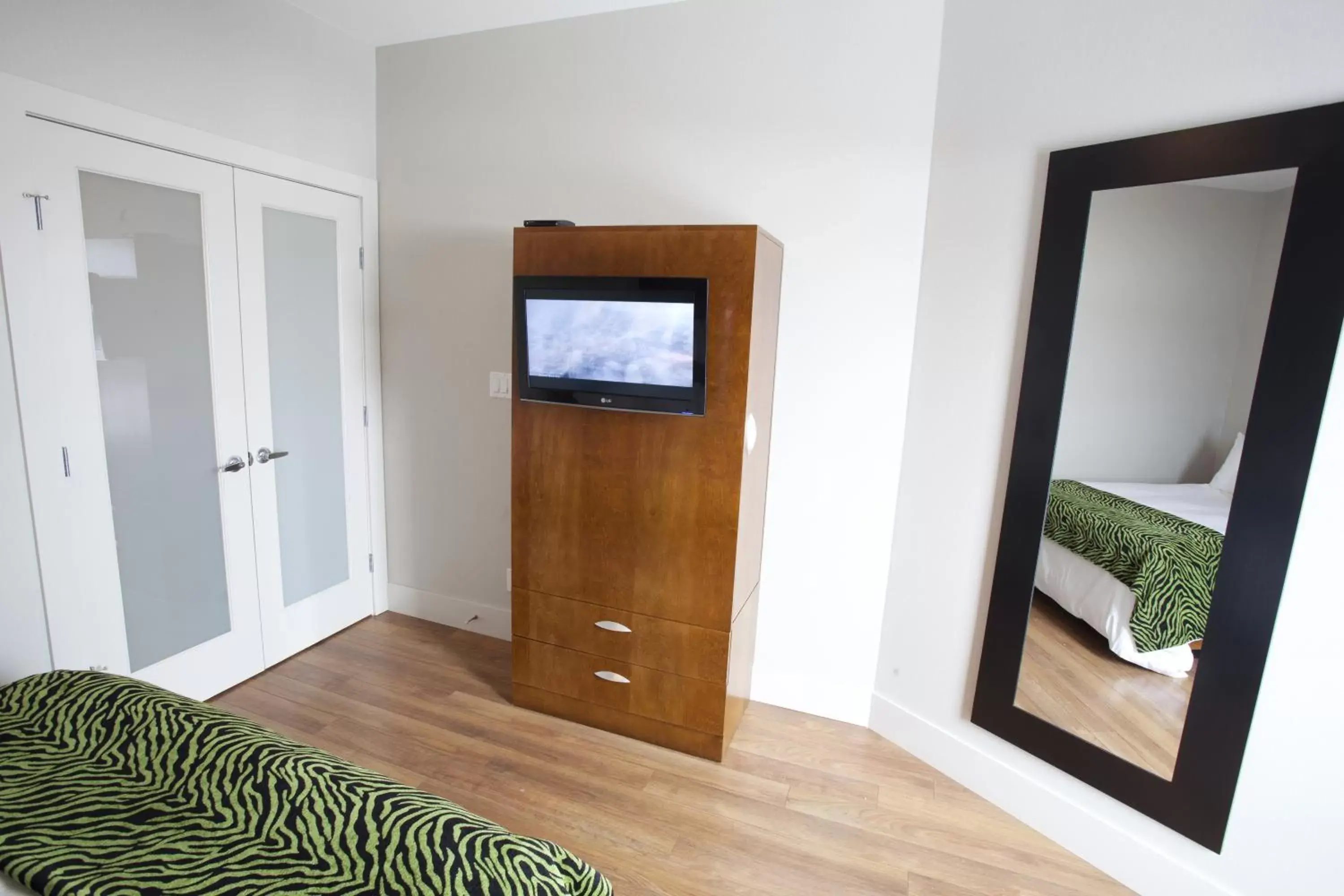 TV and multimedia, Bed in Baymont by Wyndham Fort McMurray TV and multimedia, Bed in Baymont by Wyndham Fort McMurray