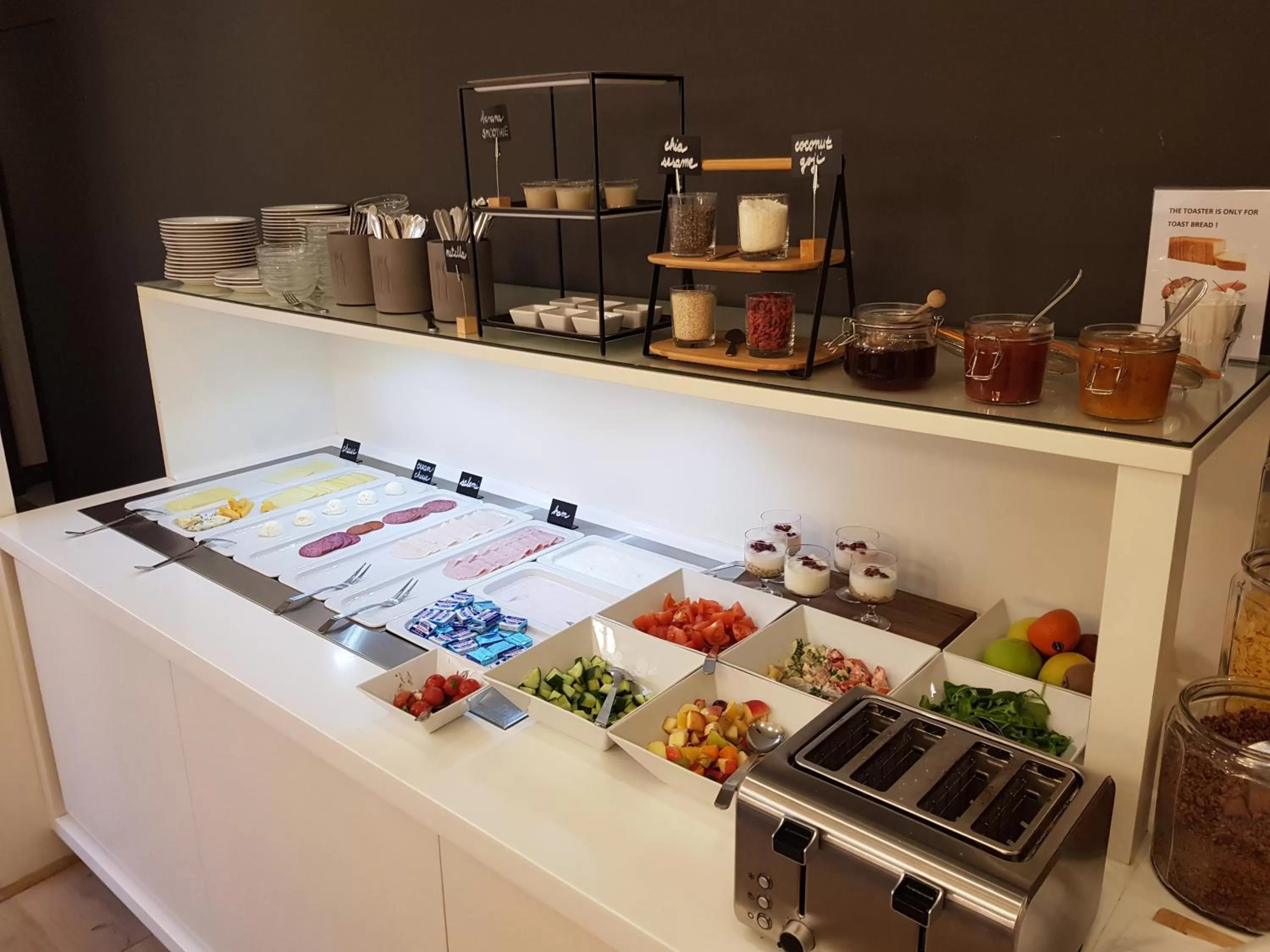 Food and drinks in Pure White