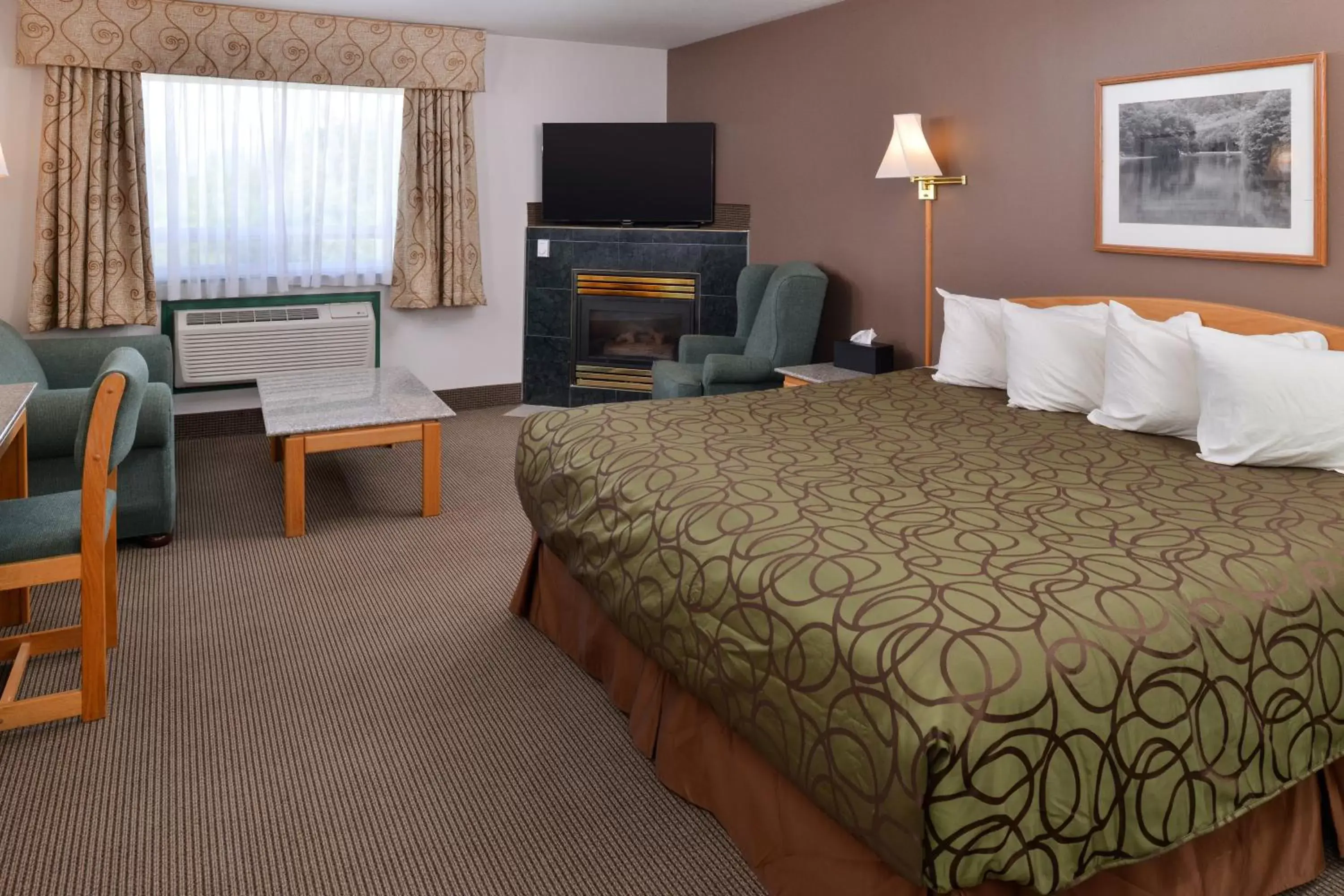 Photo of the whole room, Bed in Canadas Best Value Inn Valemount
