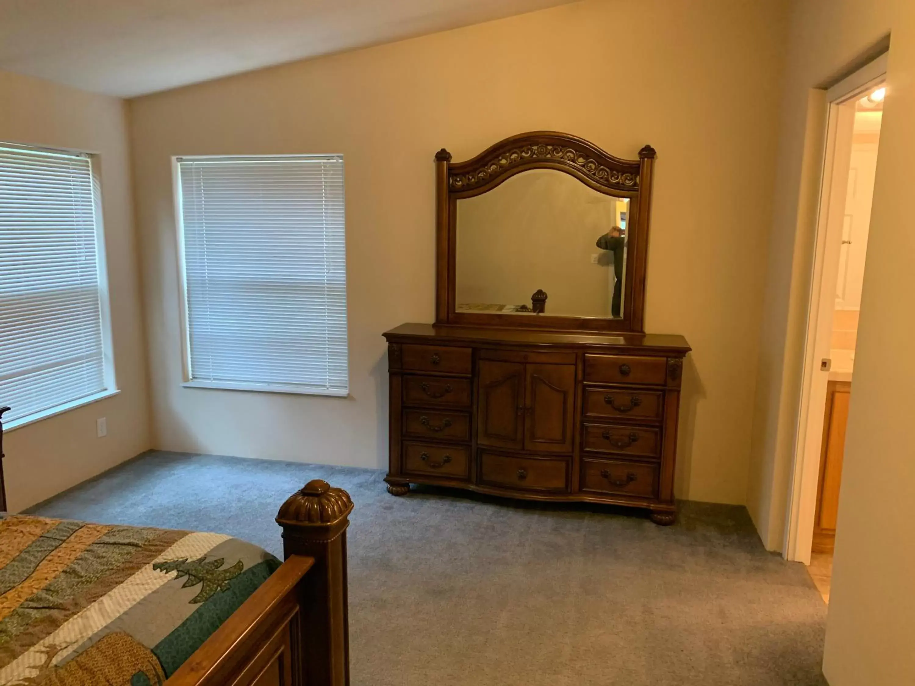 Bedroom, Bed in Glacier Haven Inn