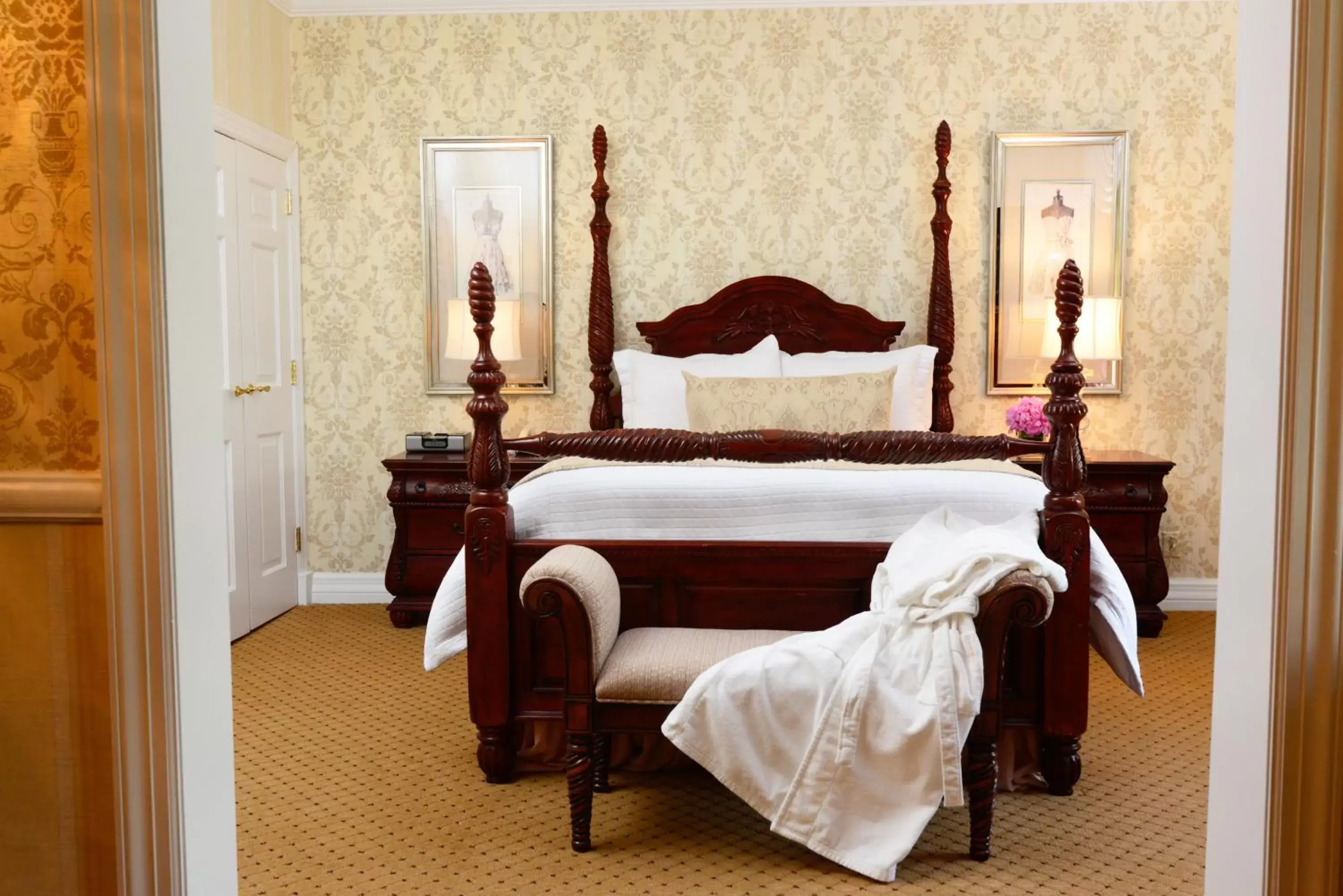 Bedroom, Bed in Nassau Inn
