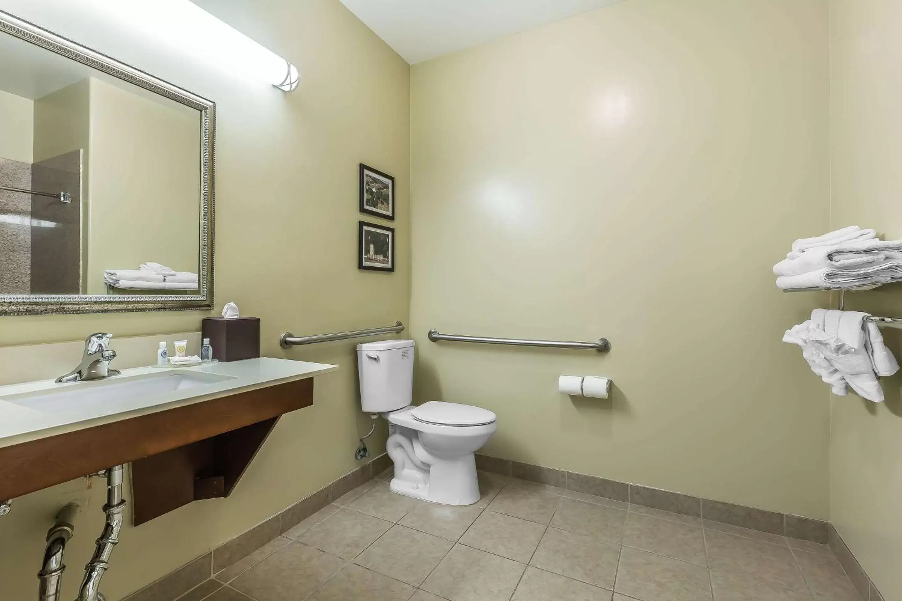 Bathroom in Comfort Inn Pomona Near FairPlex