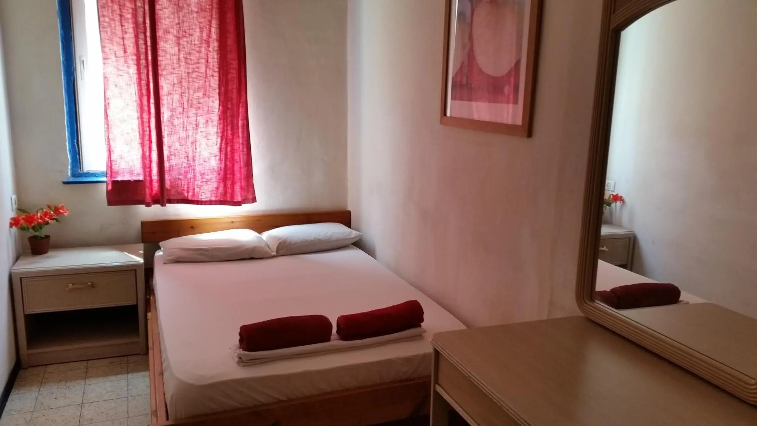 Economy Double or Twin Room with Shared Bathroom in Momos Hostel
