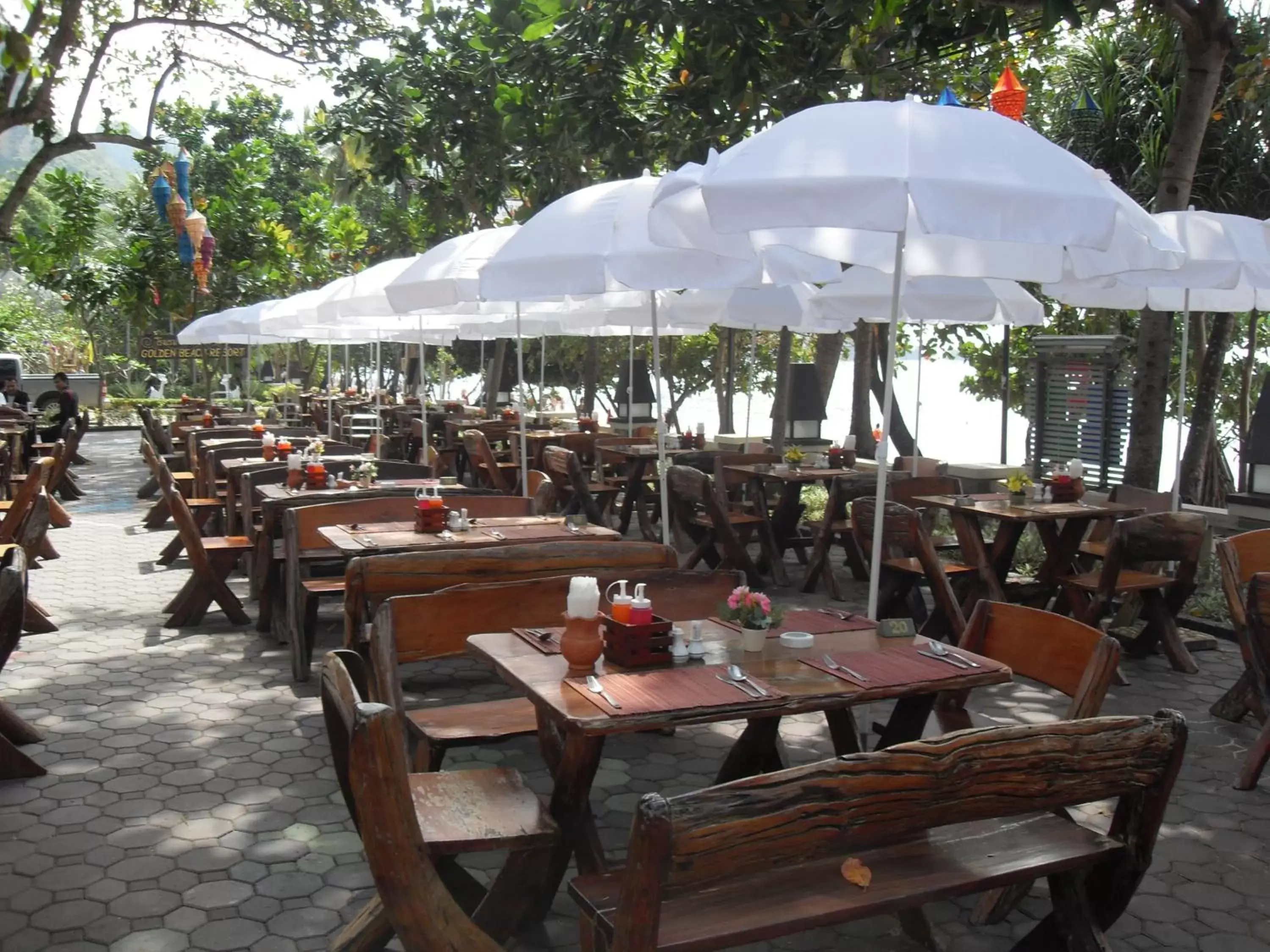 Restaurant/Places to Eat in Golden Beach Resort