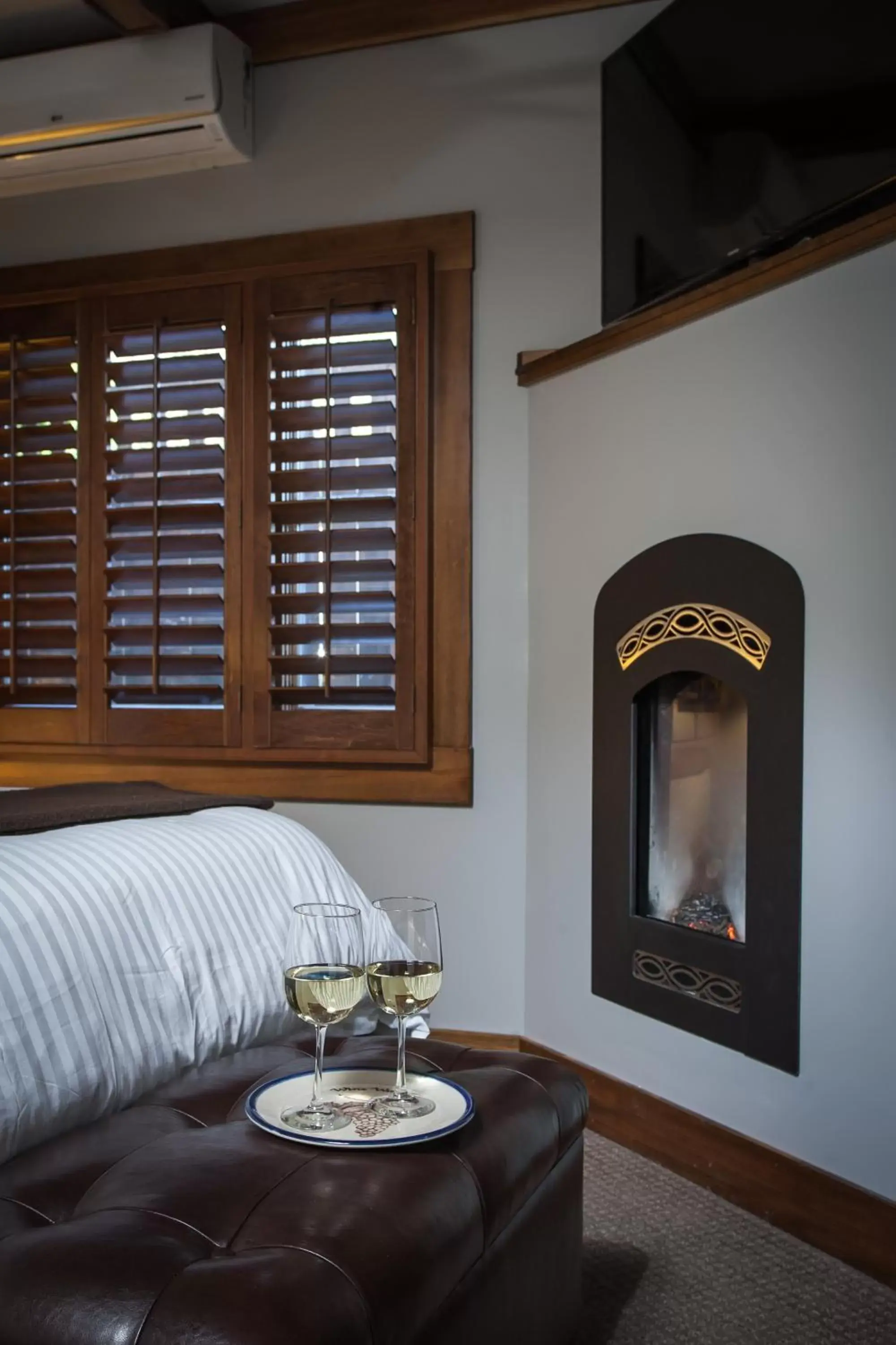 Bed, Seating Area in Calistoga Wine Way Inn