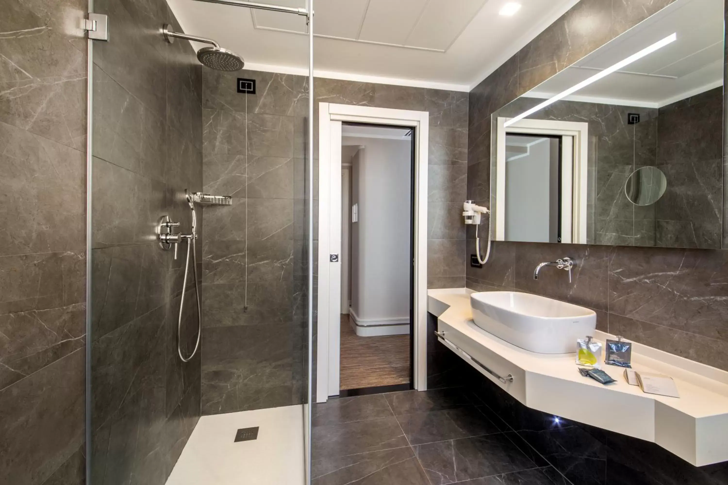 Shower, Bathroom in Gioberti Art Hotel