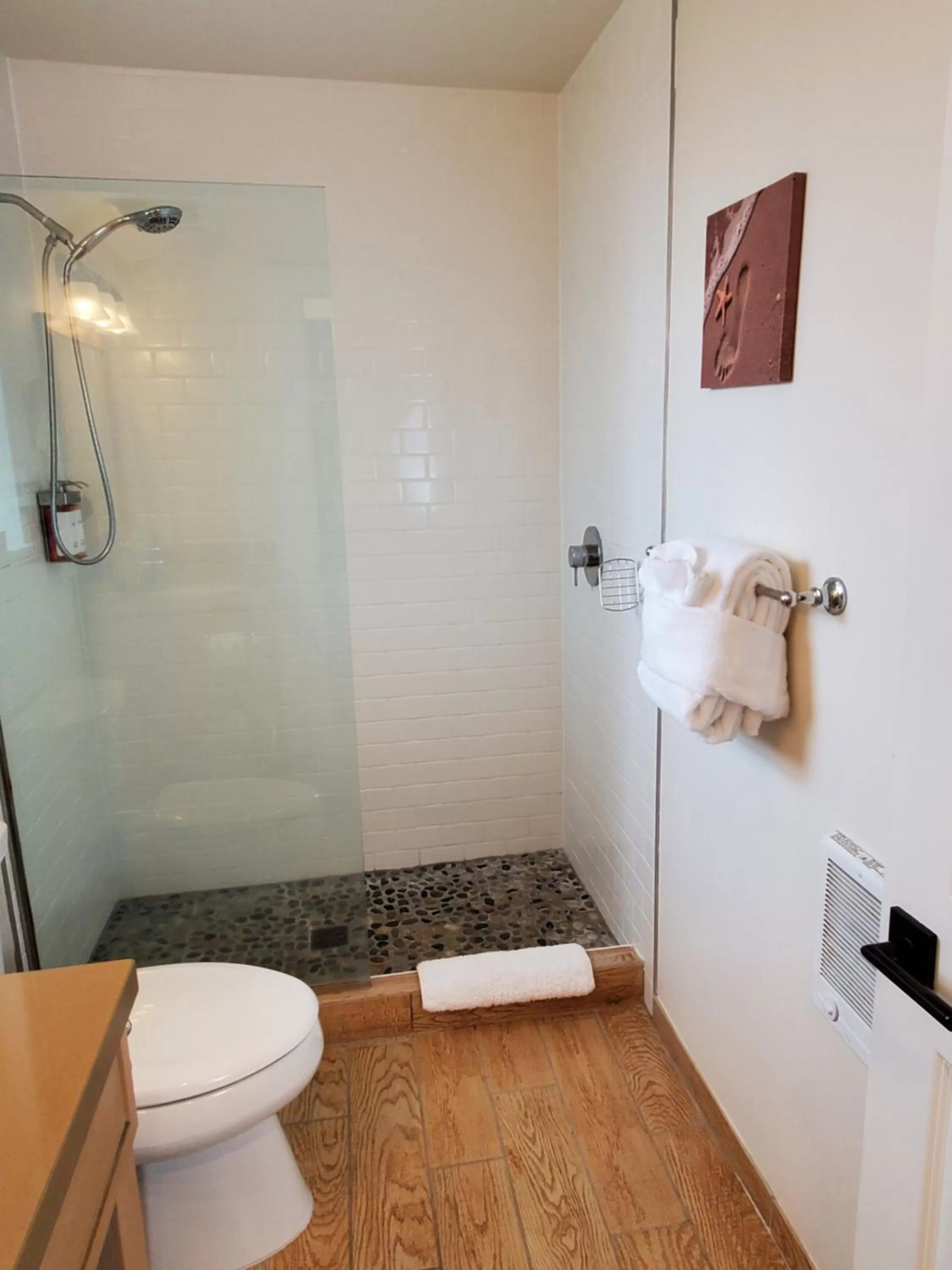 Shower, Bathroom in Moonstone Beach Motel