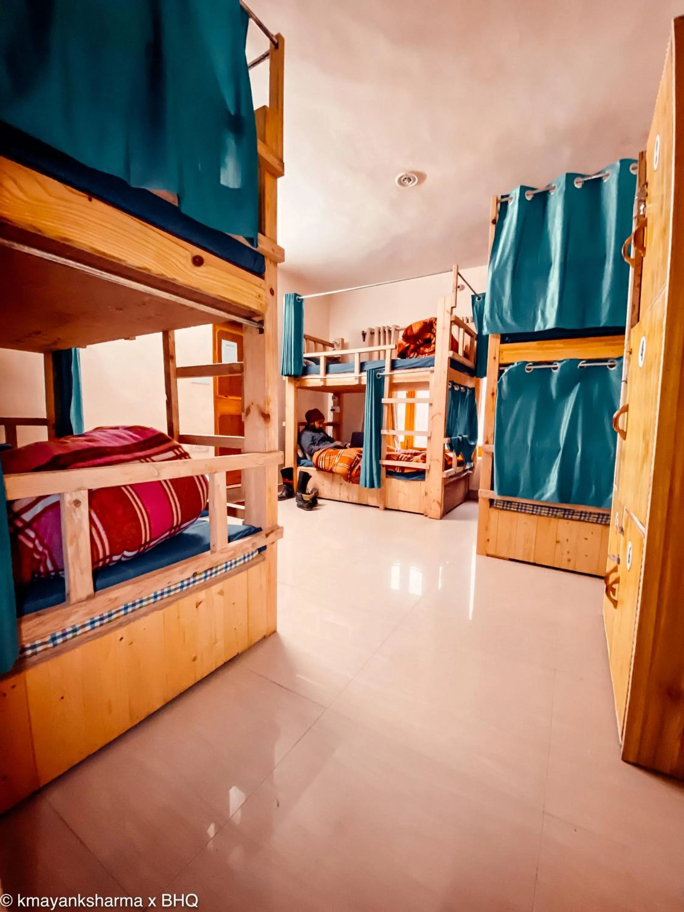 Photo of the whole room, Bed in Backpackers Headquarter Manali