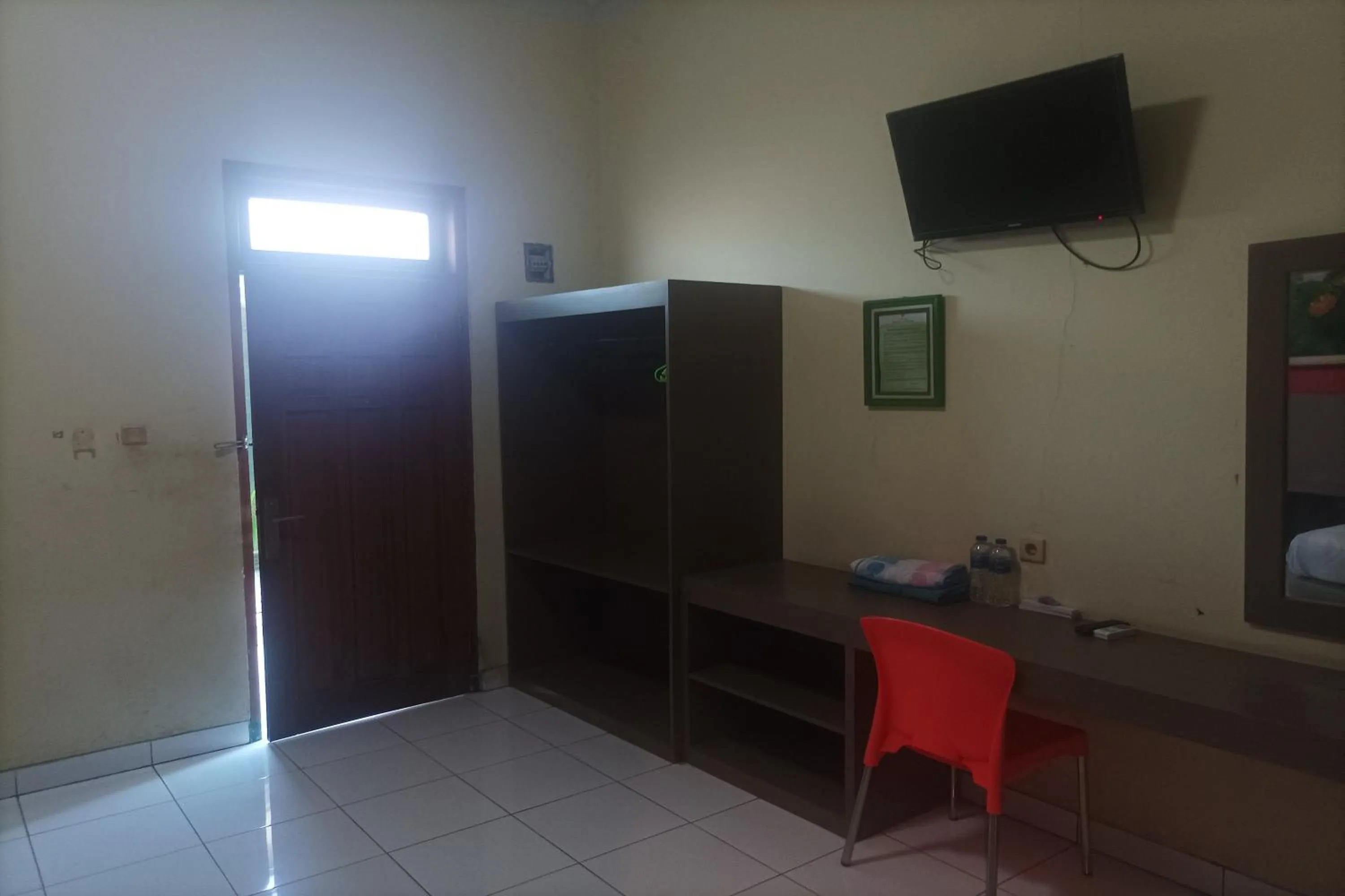 TV and multimedia, TV/Entertainment Center in RedDoorz Plus near Alun Alun Kejaksan Cirebon