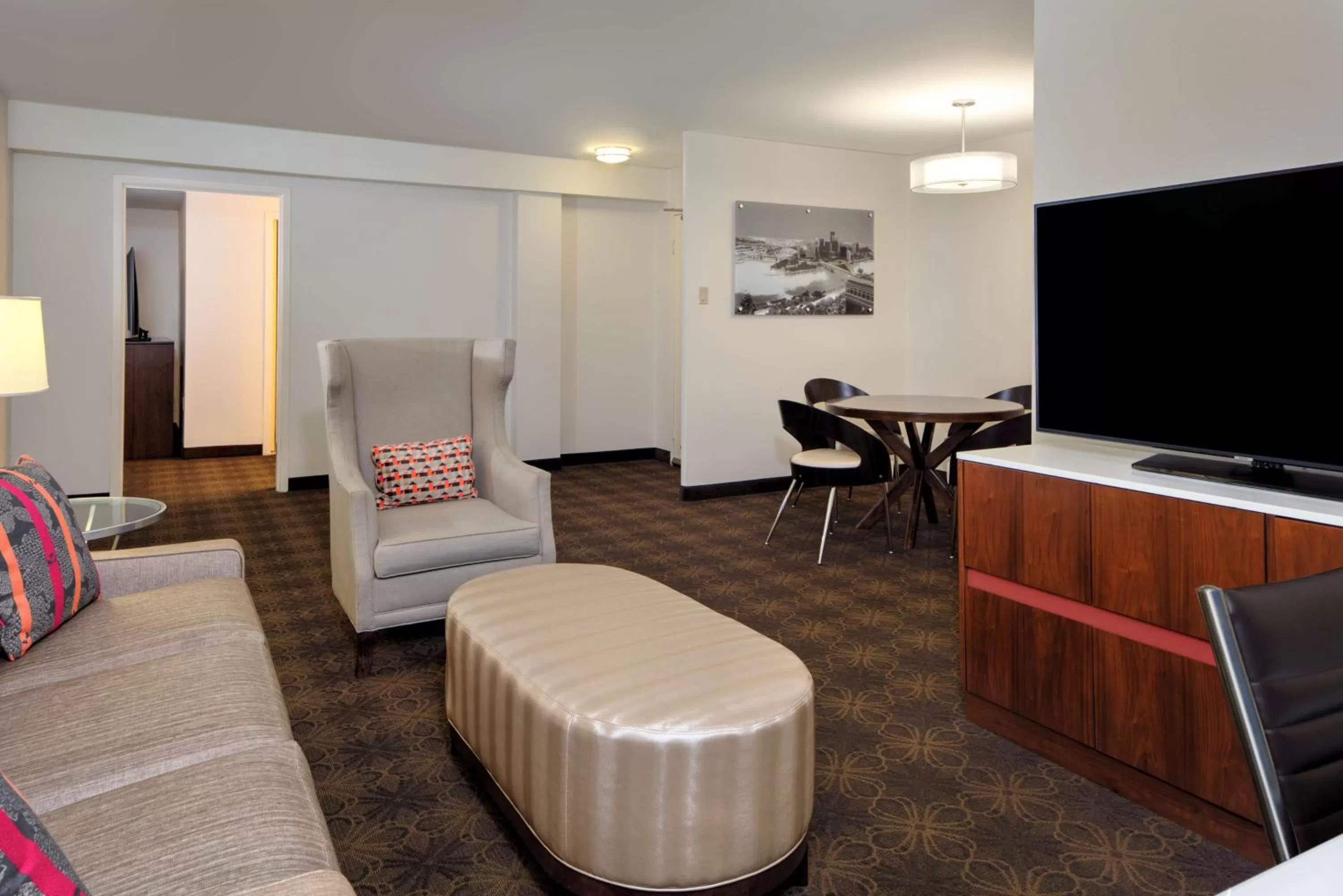 Living room in DoubleTree by Hilton Hotel & Suites Pittsburgh Downtown
