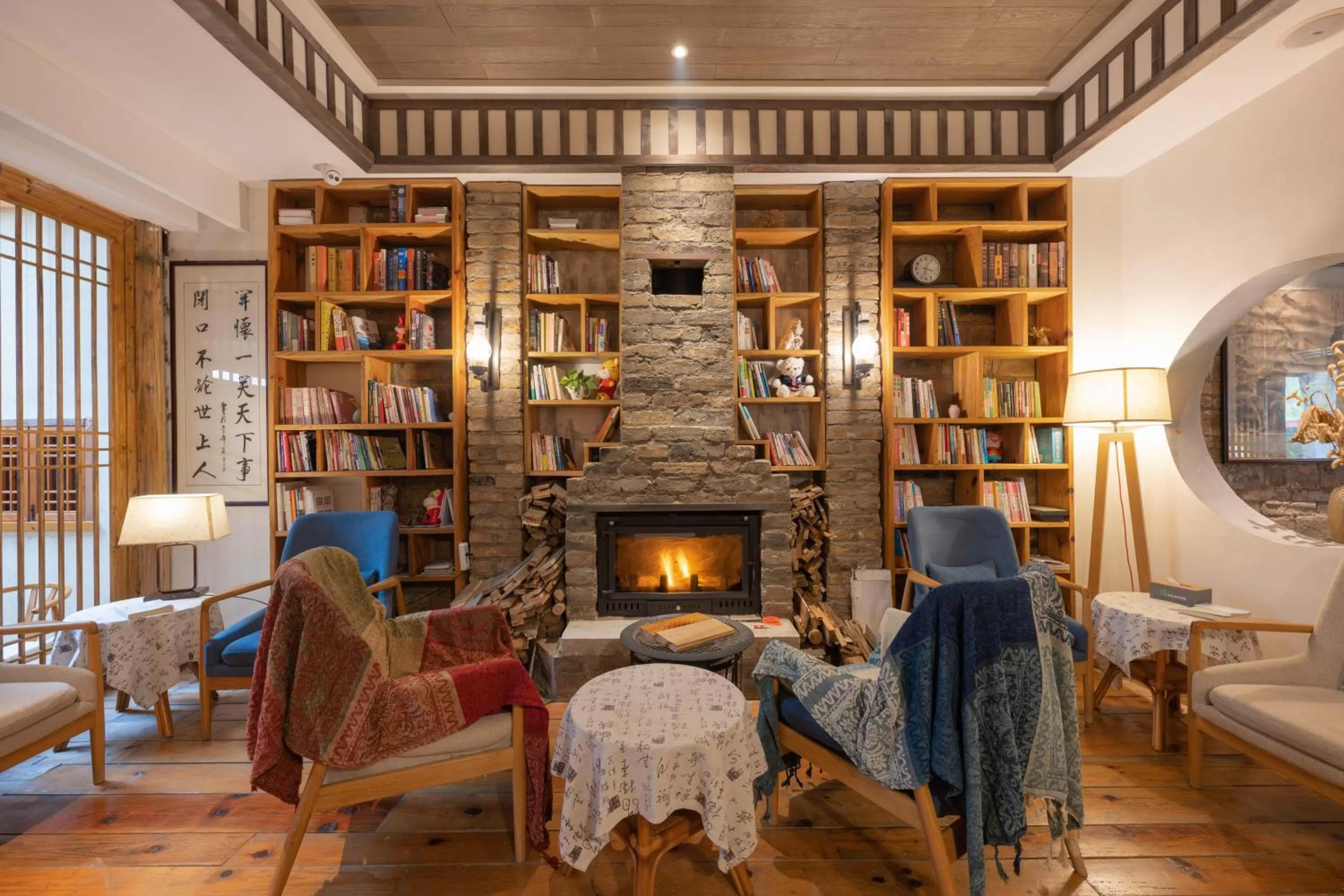 flat iron, Library in Mild Spring Boutique Hotel