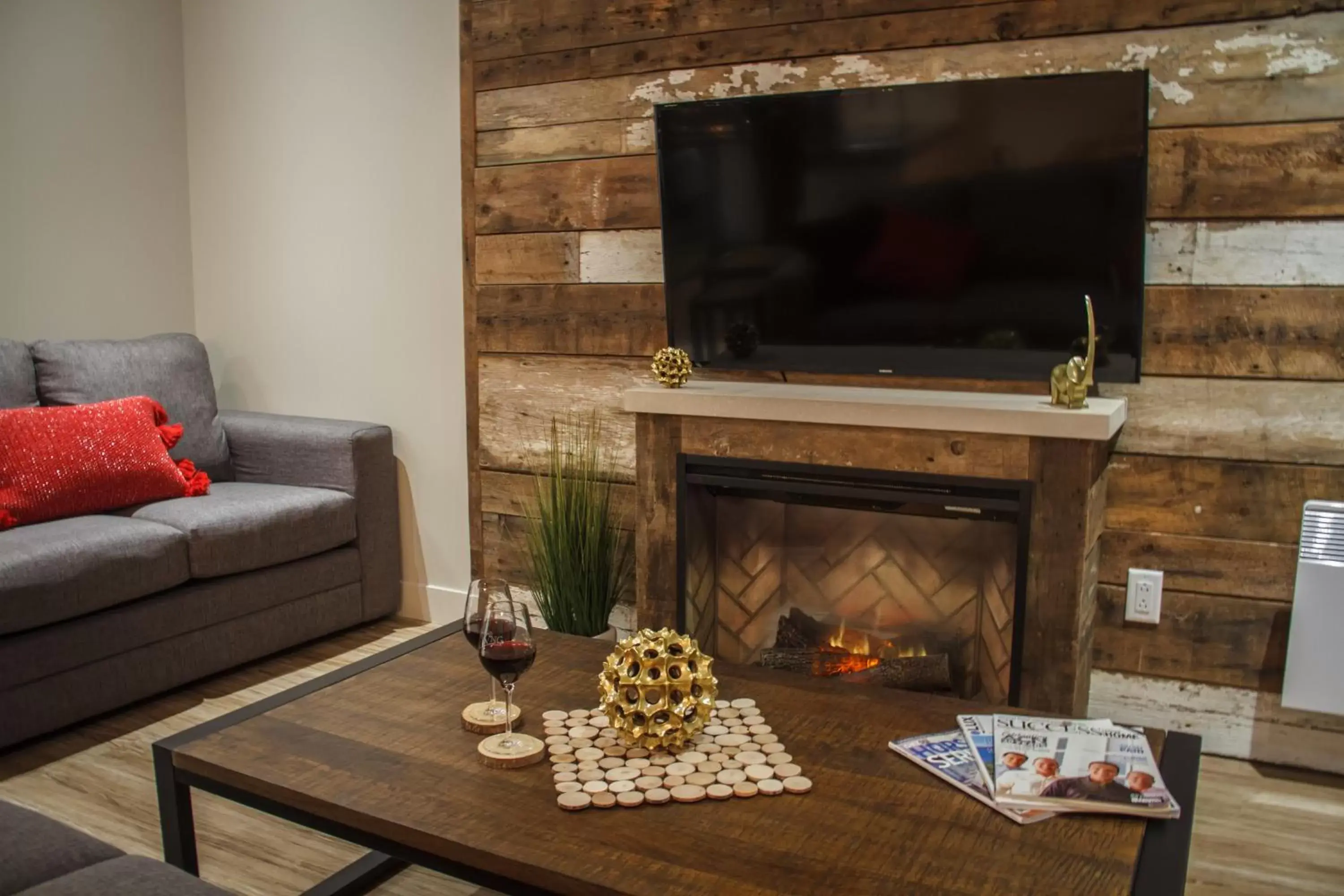 Living room, TV/Entertainment Center in Le Viking Resort & Marina