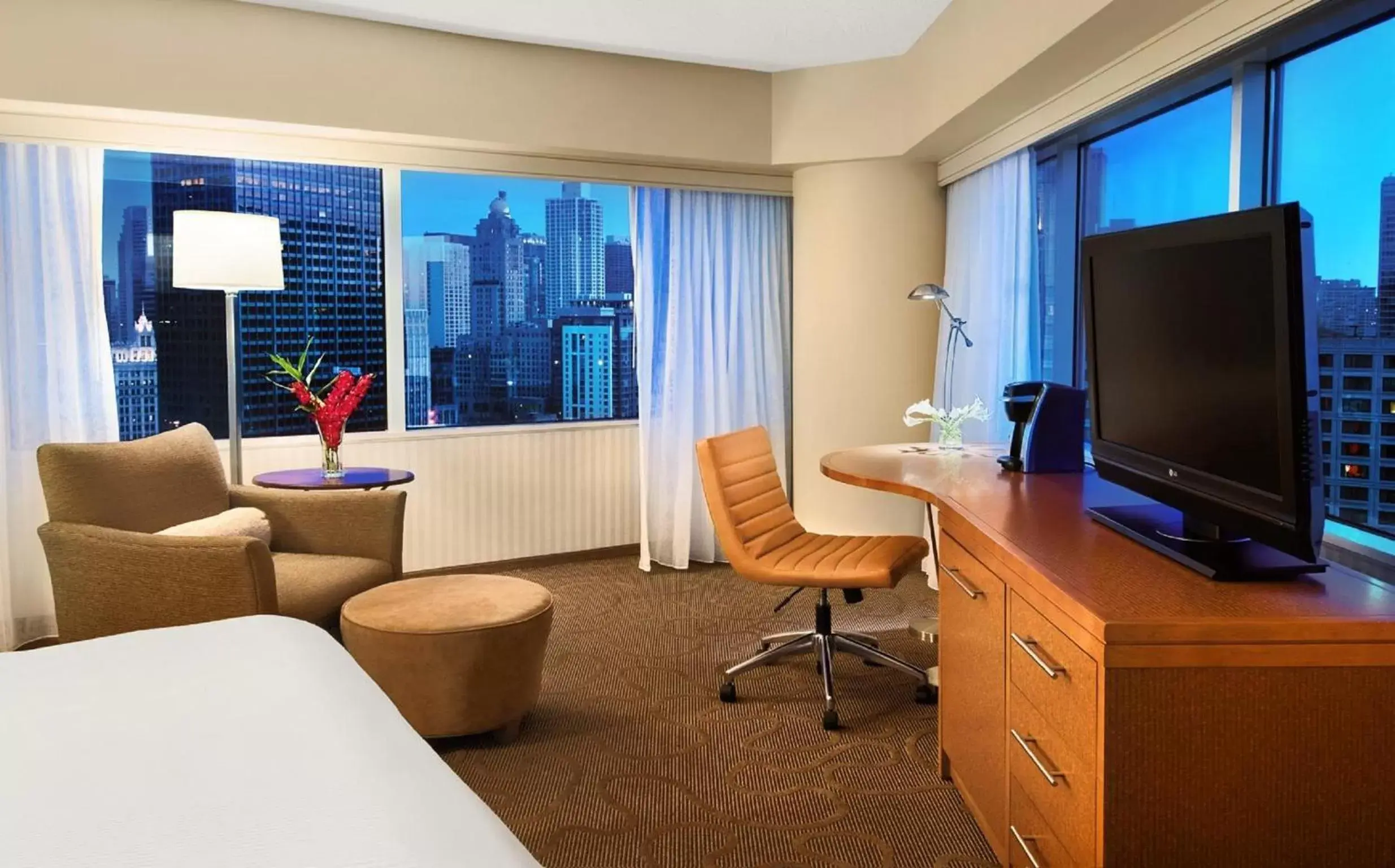 Bedroom, Seating Area in Swissotel Chicago