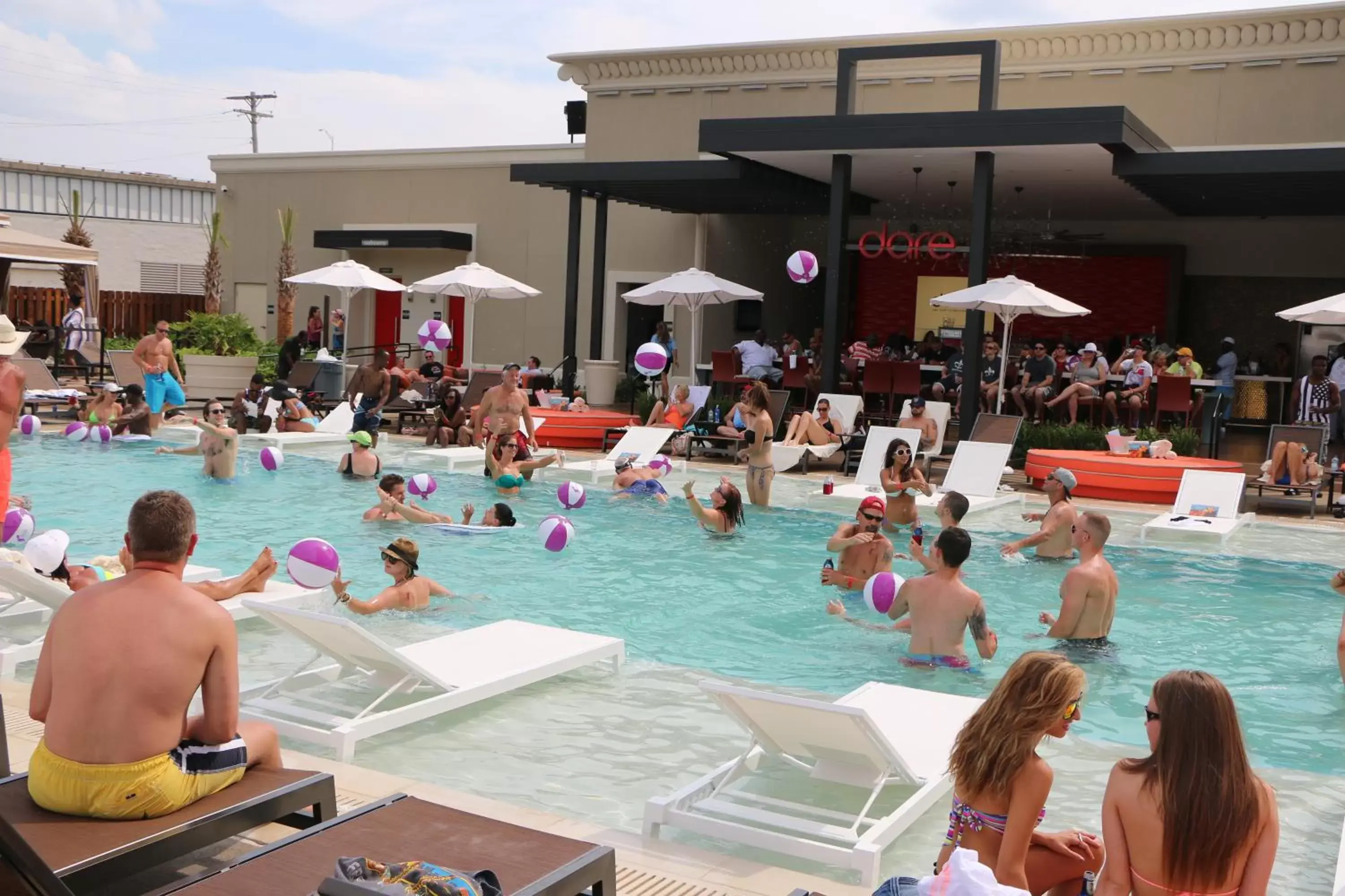 Lounge or bar, Swimming Pool in Horseshoe Bossier Casino & Hotel