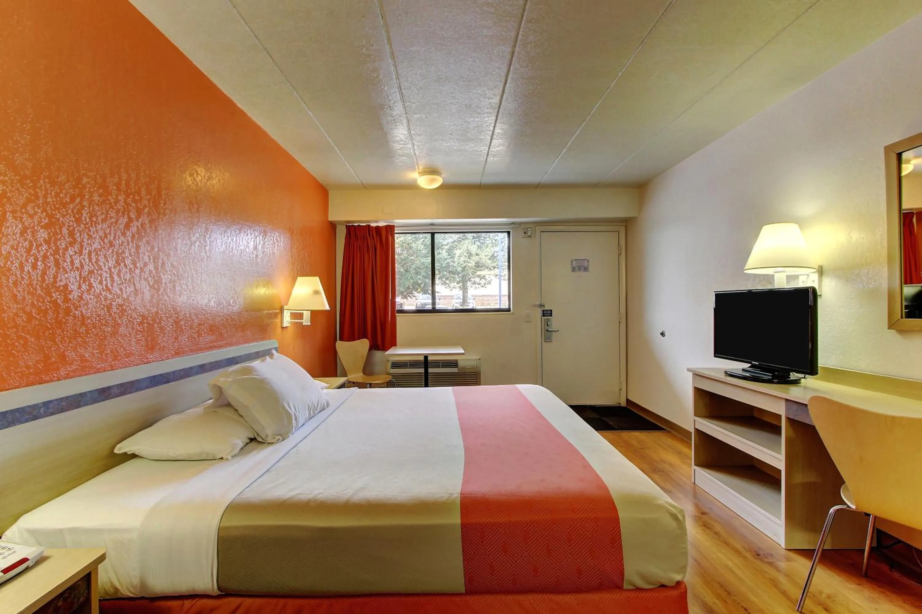 Bedroom, Bed in Motel 6-York, PA