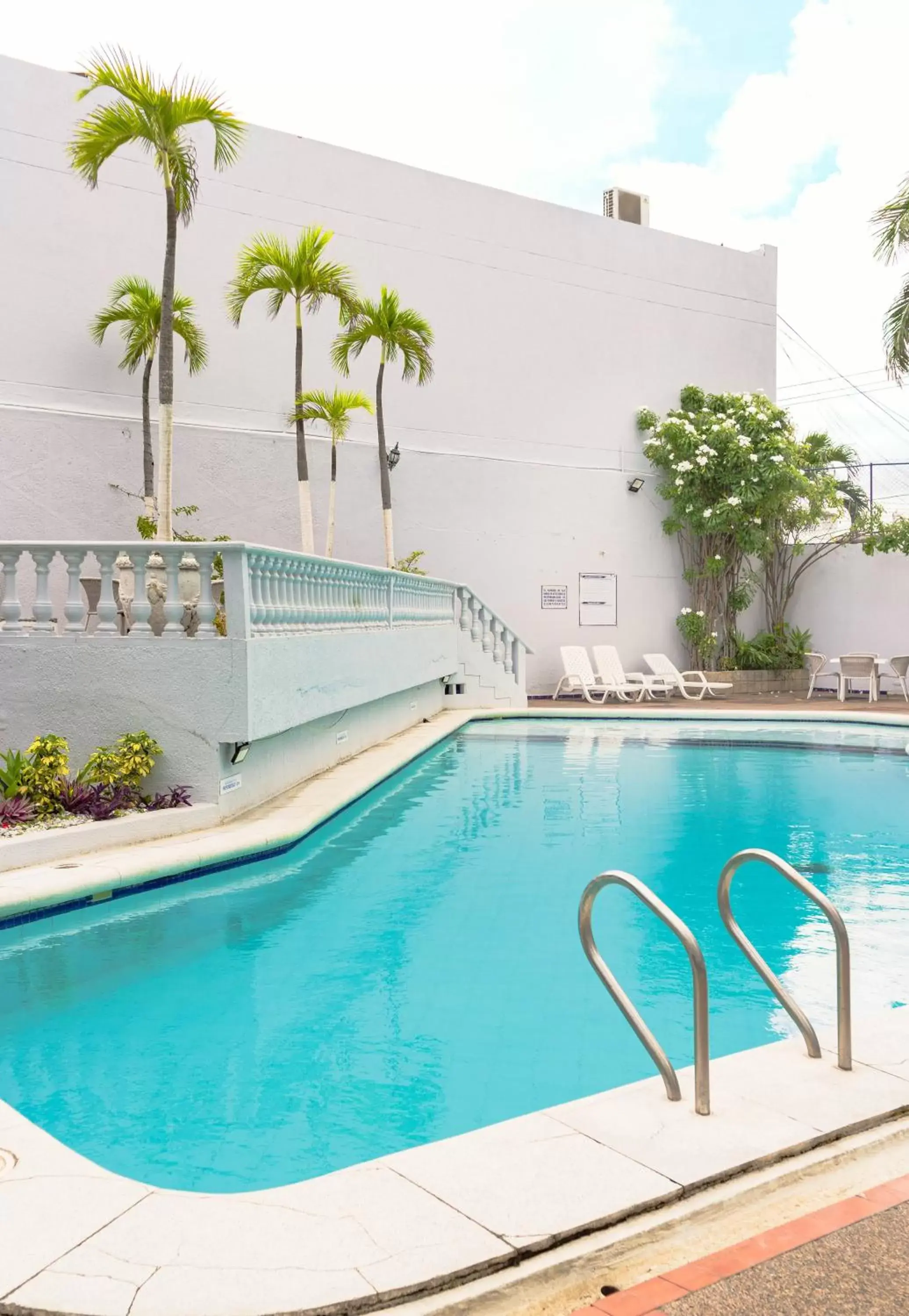 Swimming Pool in Hotel Faranda Express Puerta del Sol Barranquilla