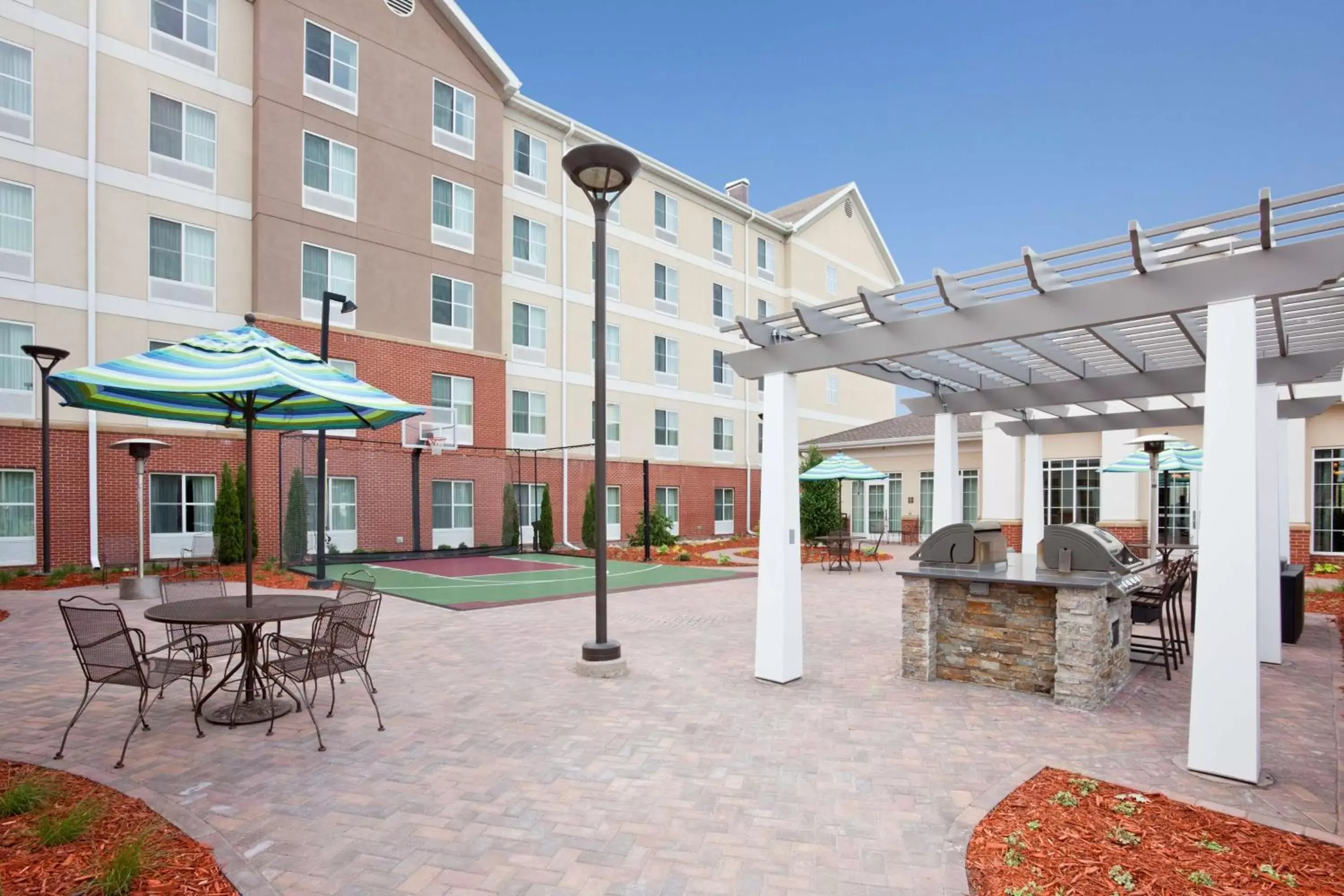 Dining area in Homewood Suites New Brighton