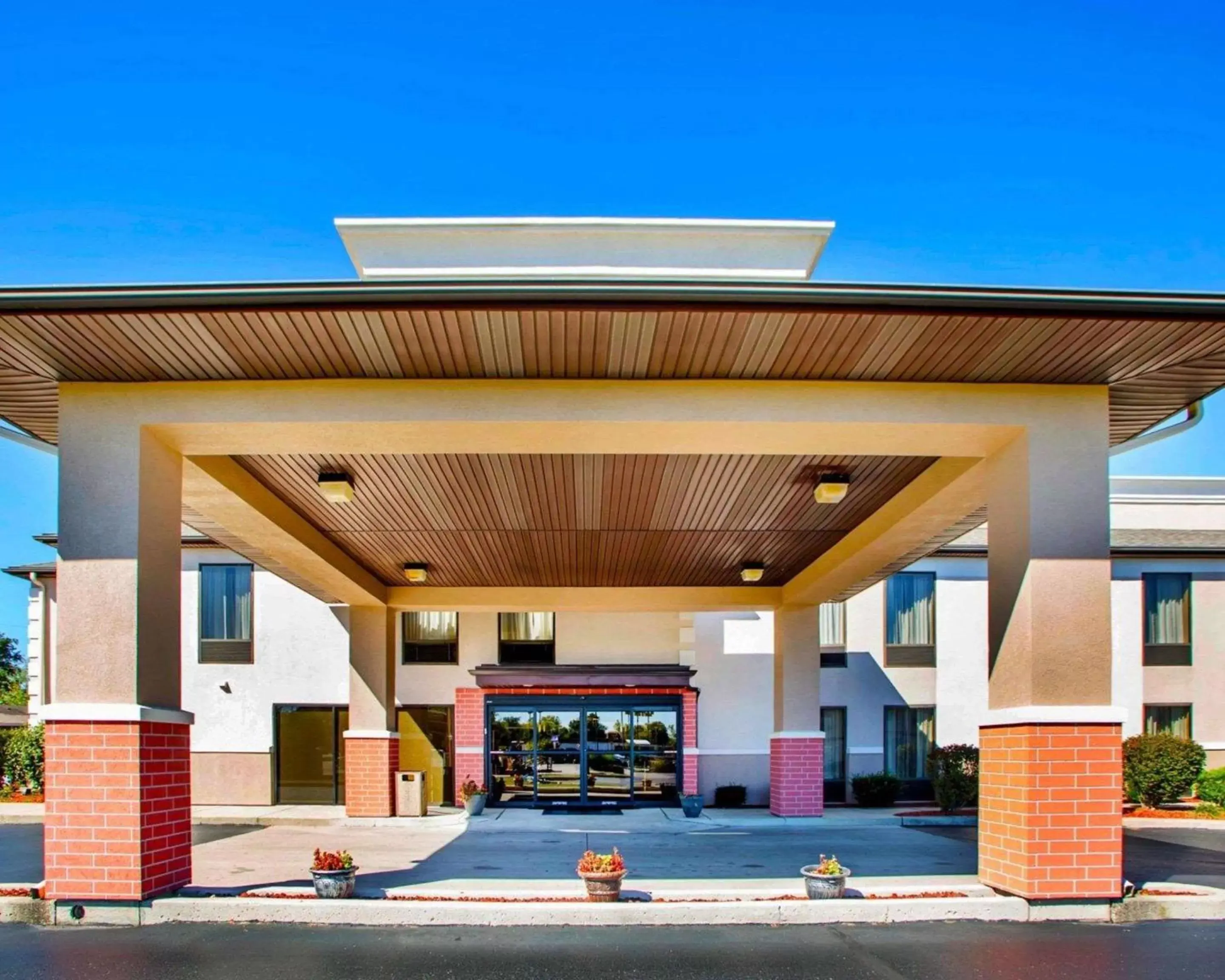 Property building in Comfort Inn Dayton - Huber Heights Property building in Comfort Inn Dayton - Huber Heights