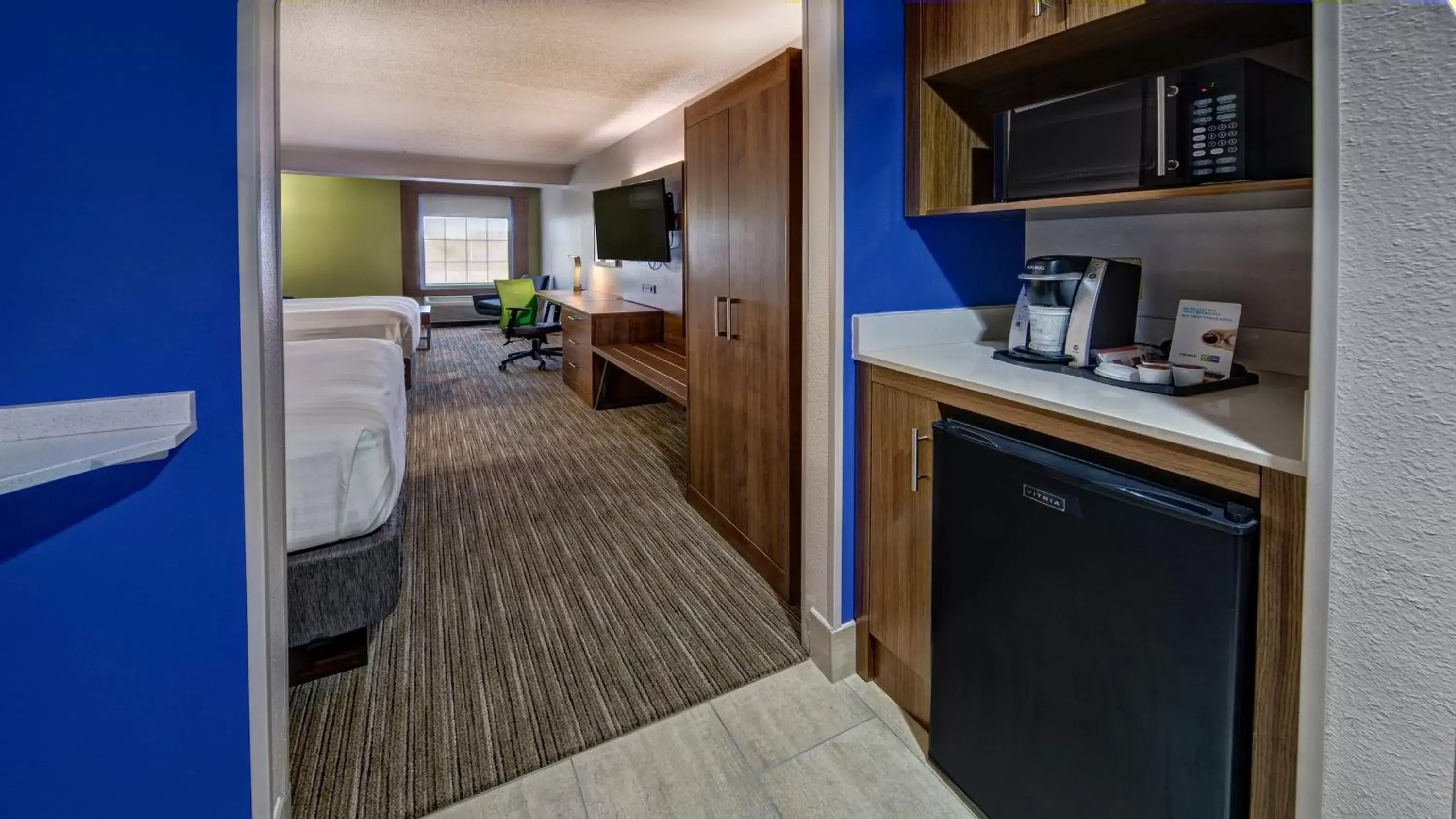 Photo of the whole room, Kitchen/Kitchenette in Holiday Inn Express & Suites Crossville, an IHG Hotel