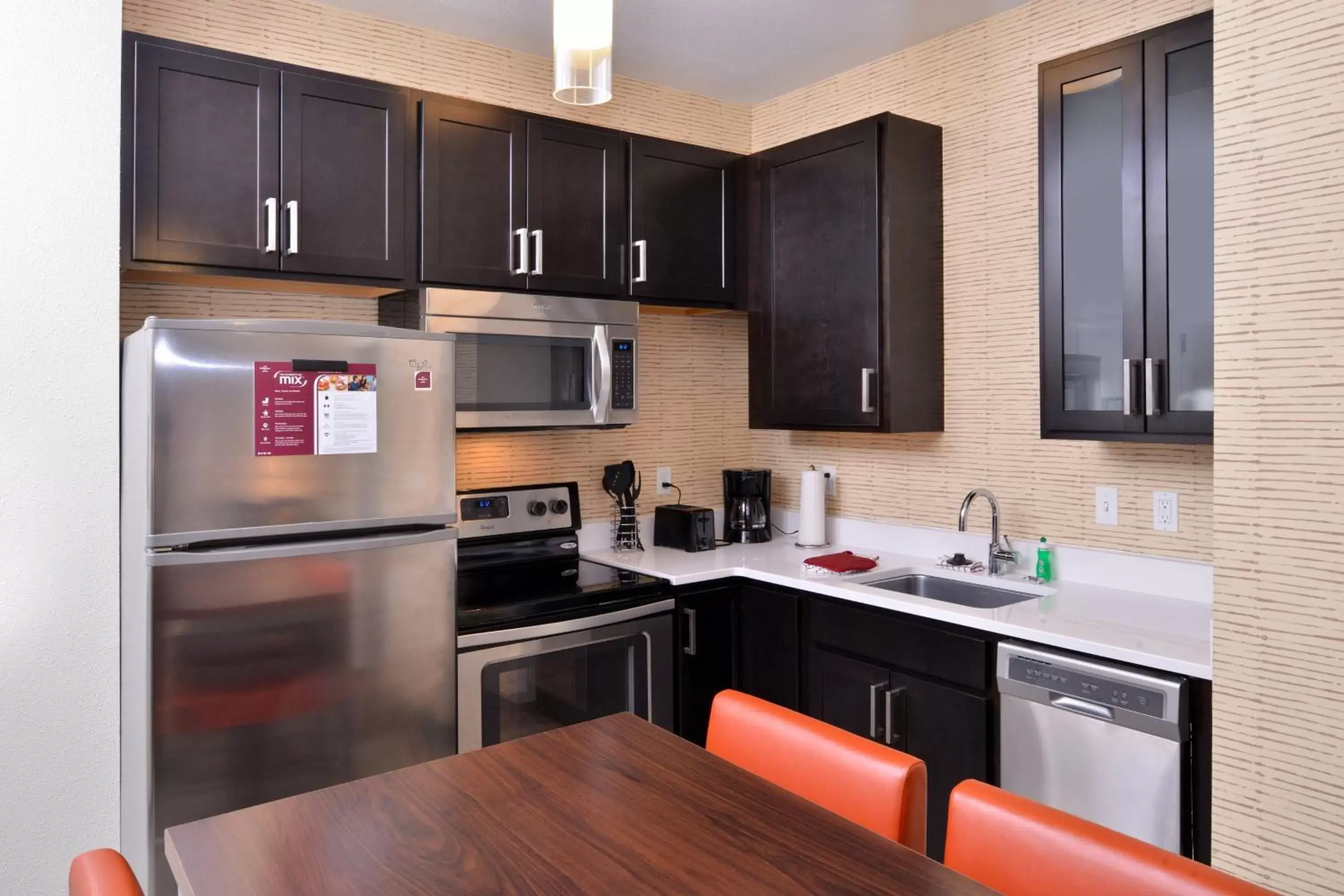Bedroom, Kitchen/Kitchenette in Residence Inn by Marriott East Lansing