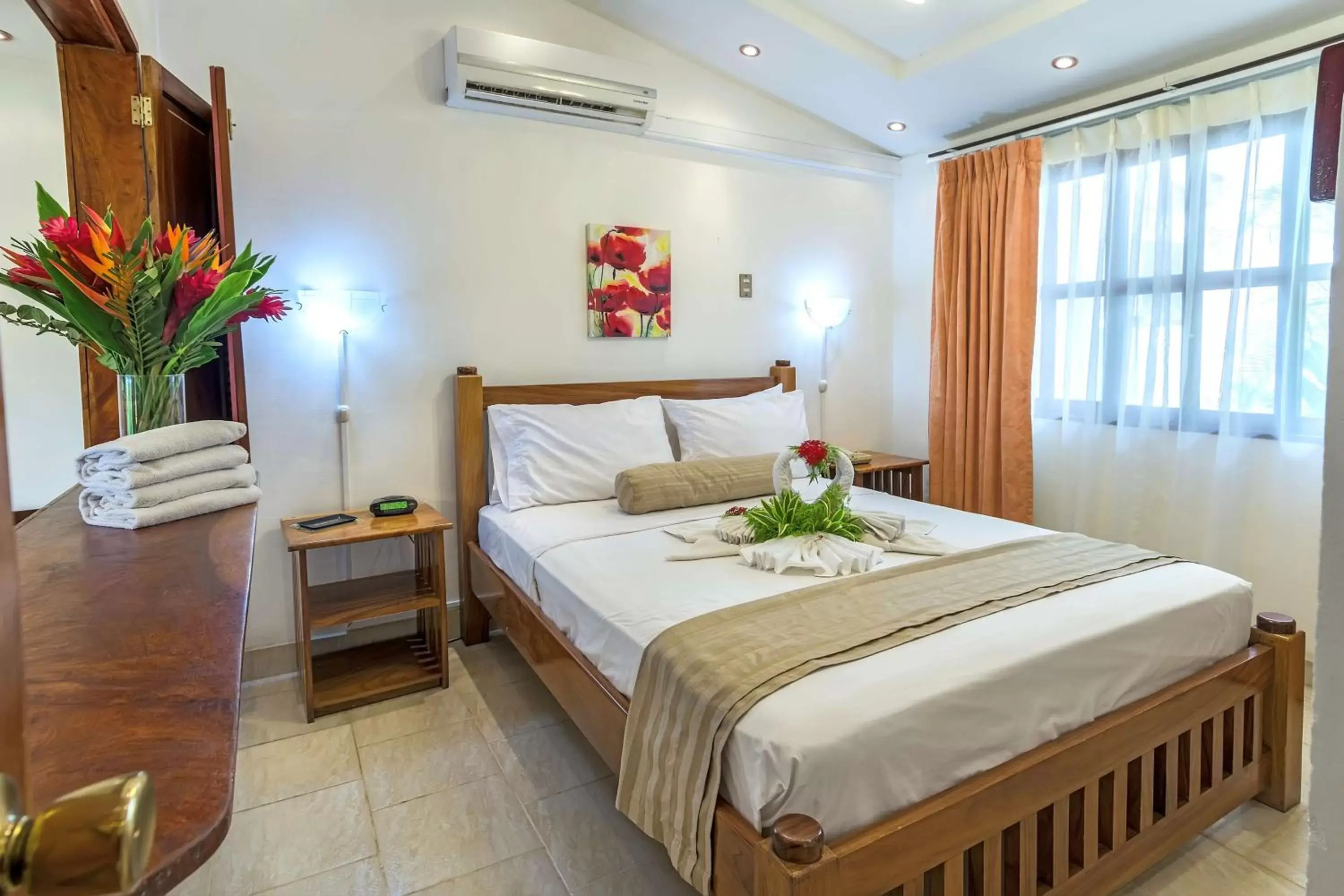 Photo of the whole room, Bed in Best Western Tamarindo Vista Villas