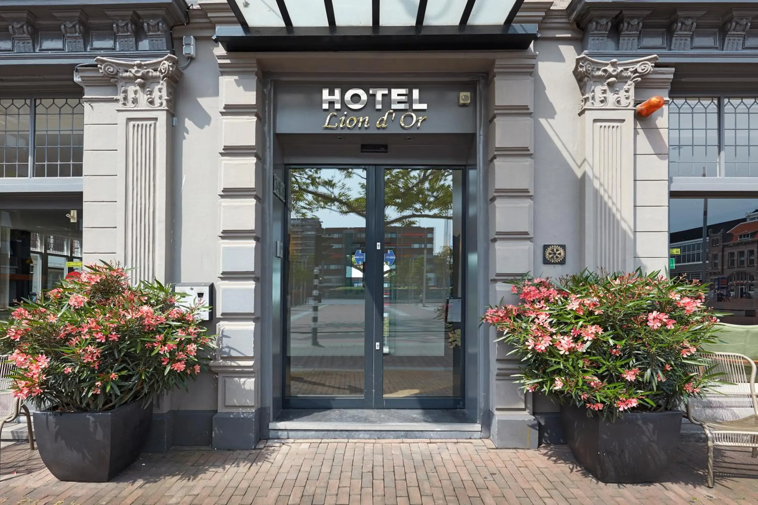 Facade/entrance in Hotel Lion D'Or