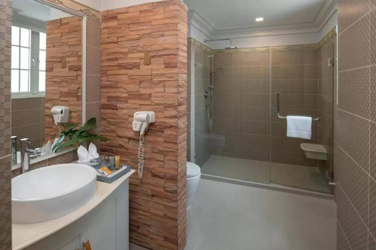 Shower, Bathroom in Kingston Suites Bangkok