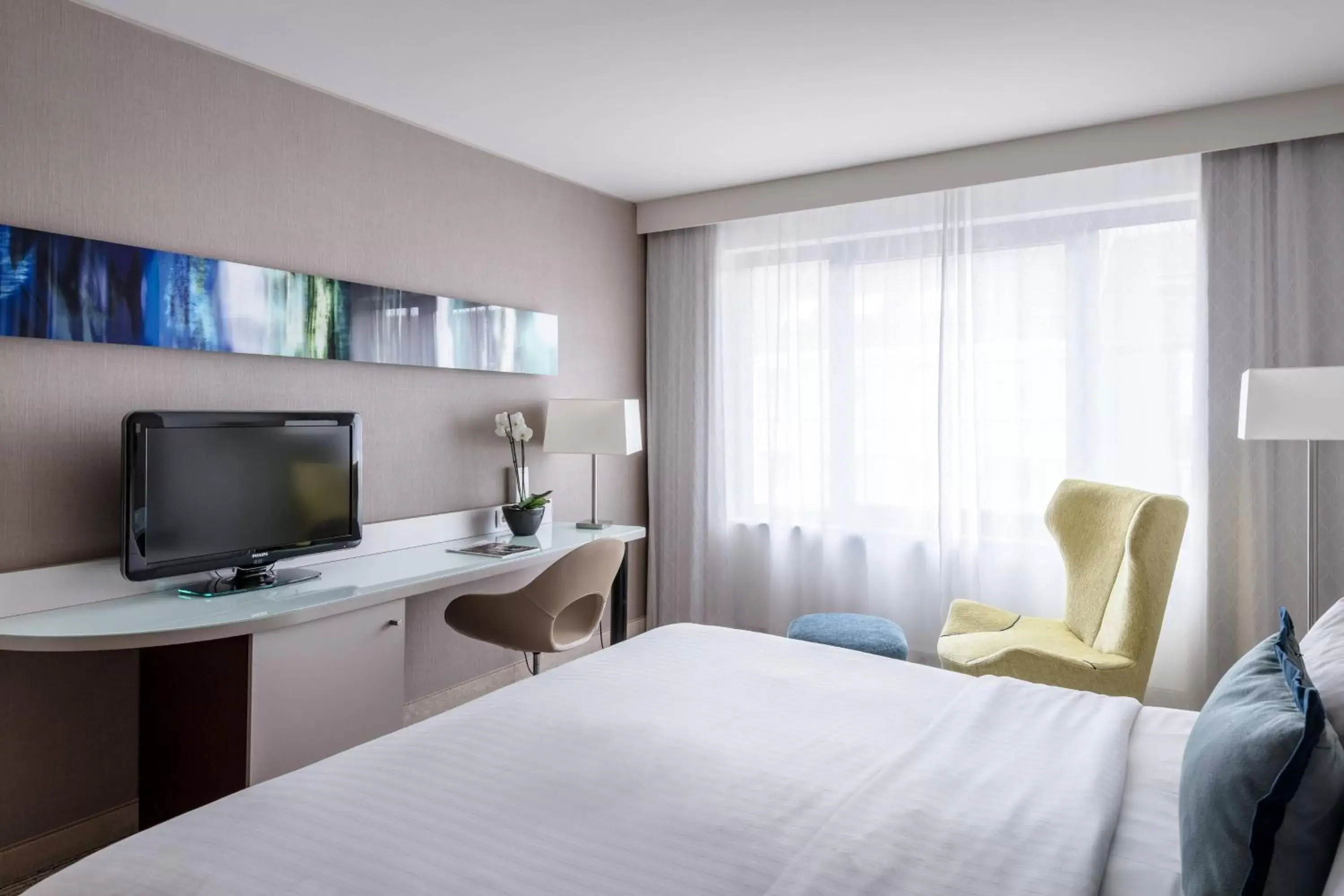 Photo of the whole room, TV/Entertainment Center in Courtyard by Marriott Munich City Center