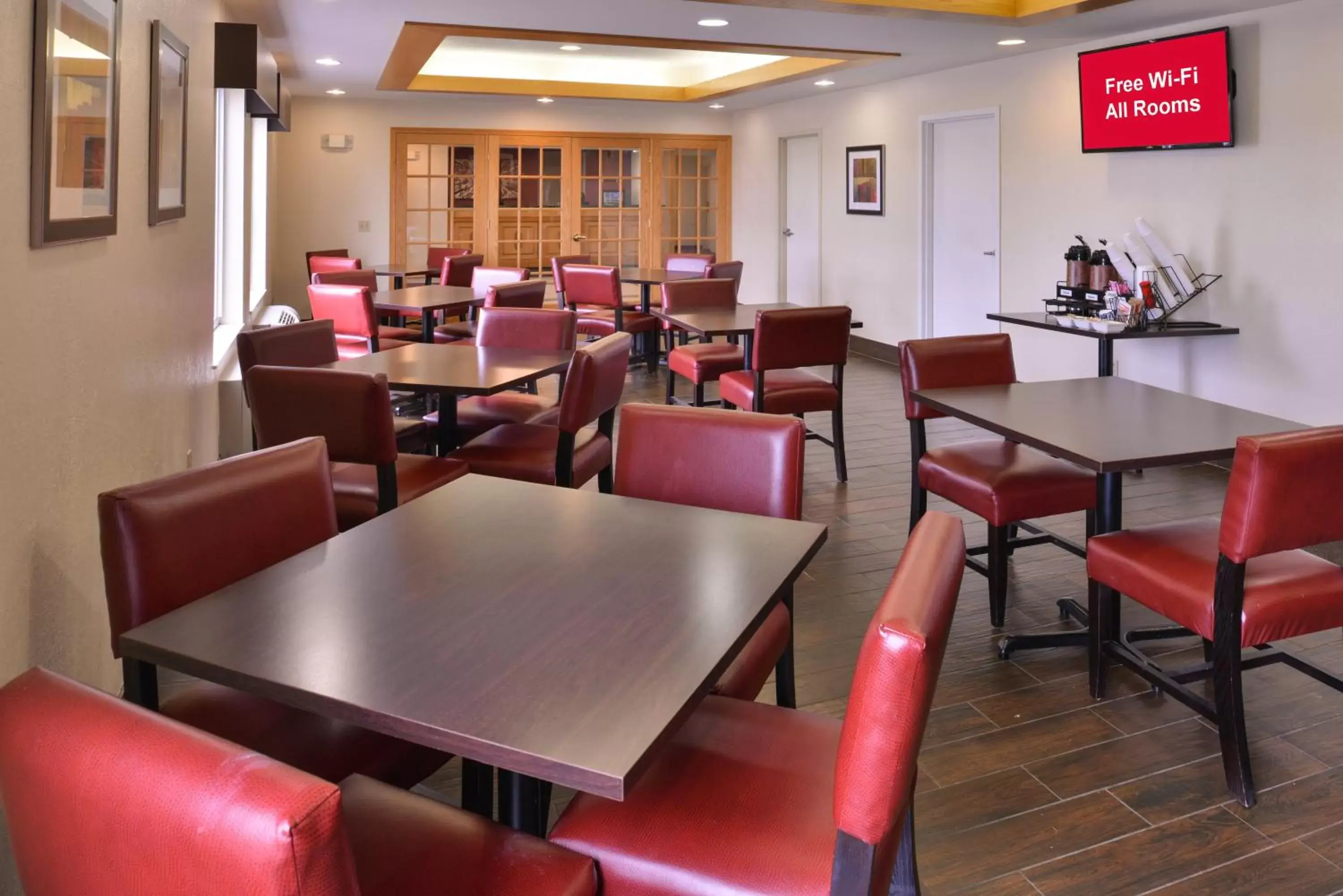 Restaurant/Places to Eat in Red Roof Inn Clyde