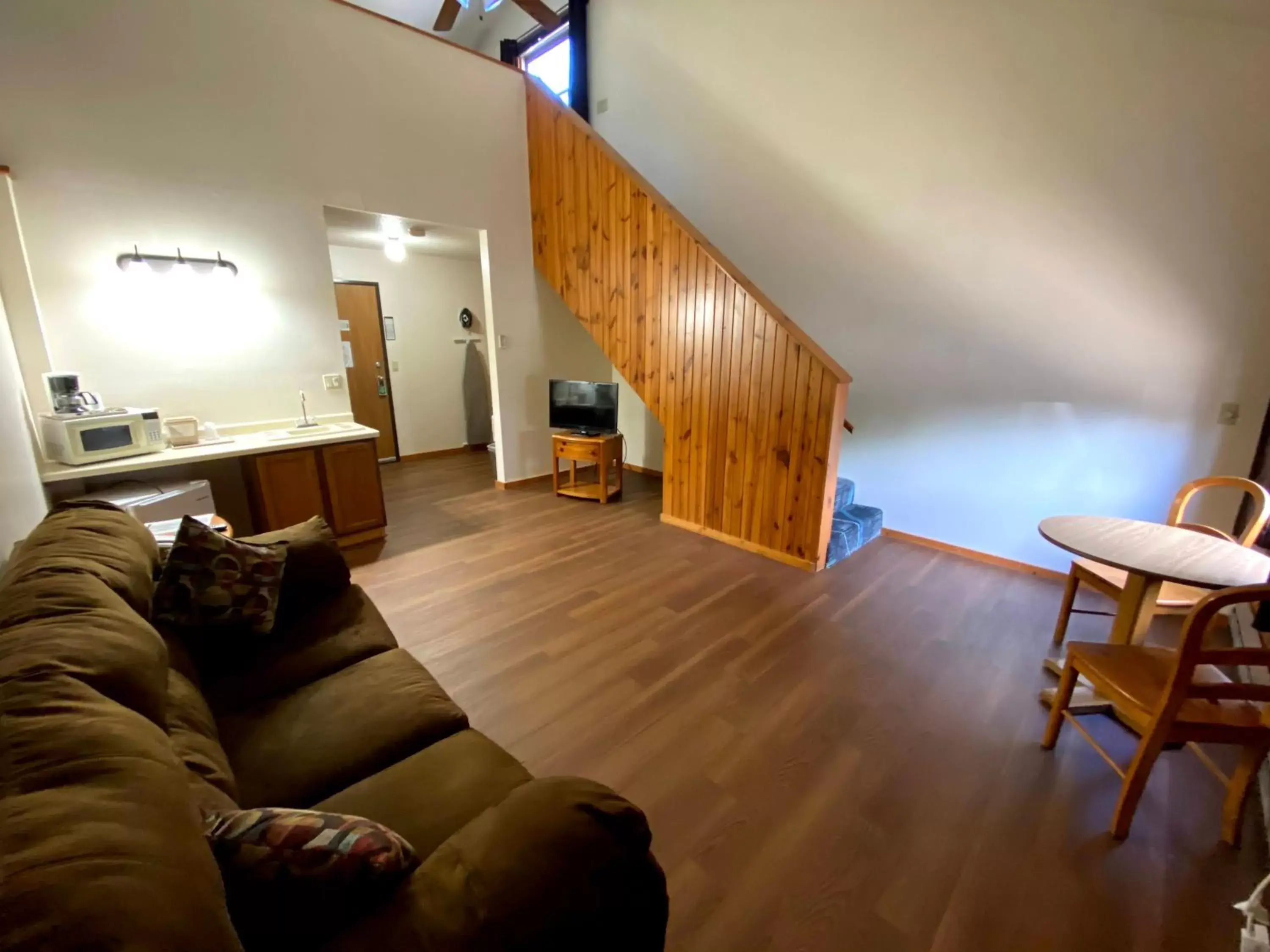 Living room, Seating Area in Woodland Inn & Suites