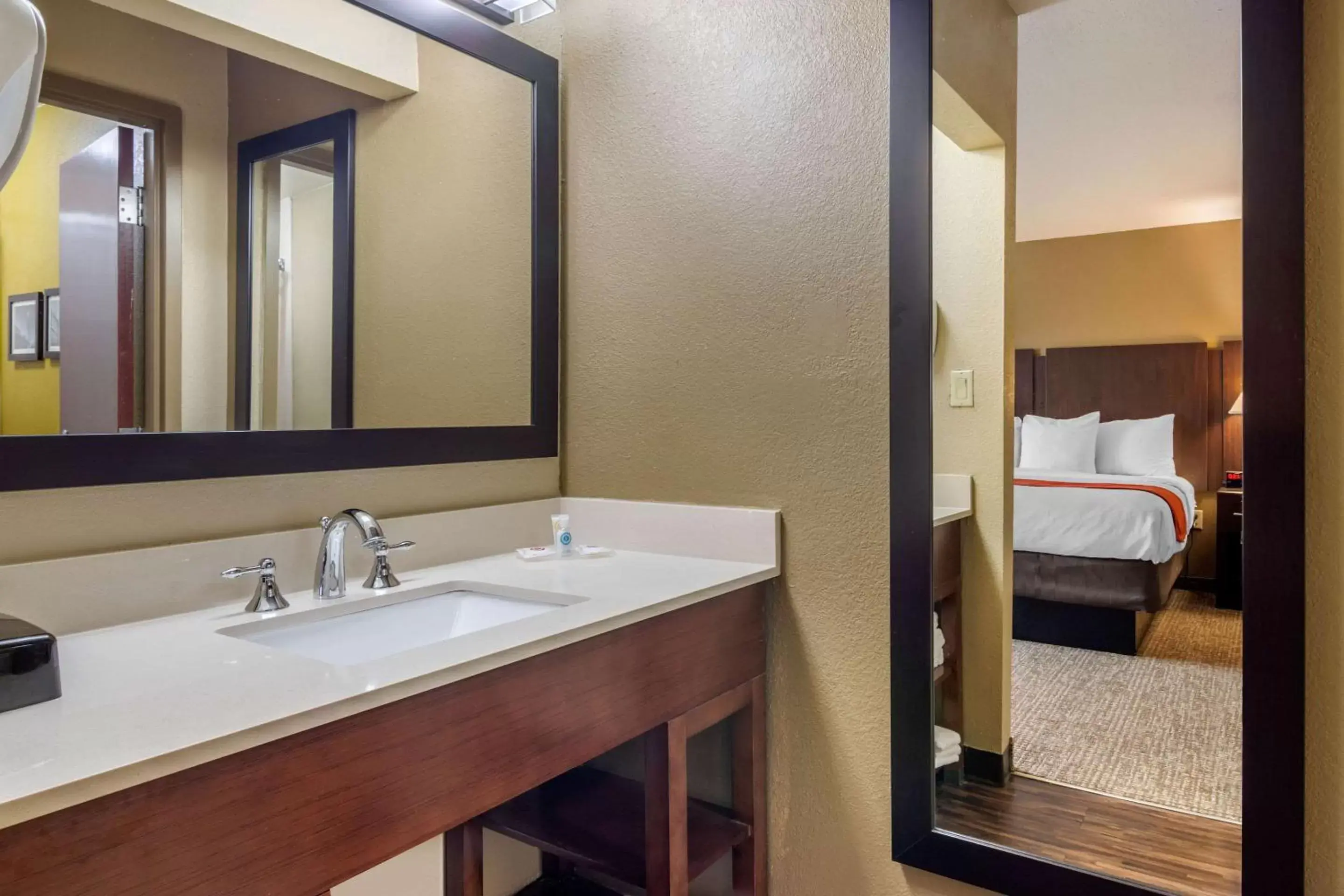 Photo of the whole room, Bathroom in Comfort Inn & Suites Perry National Fairgrounds Area